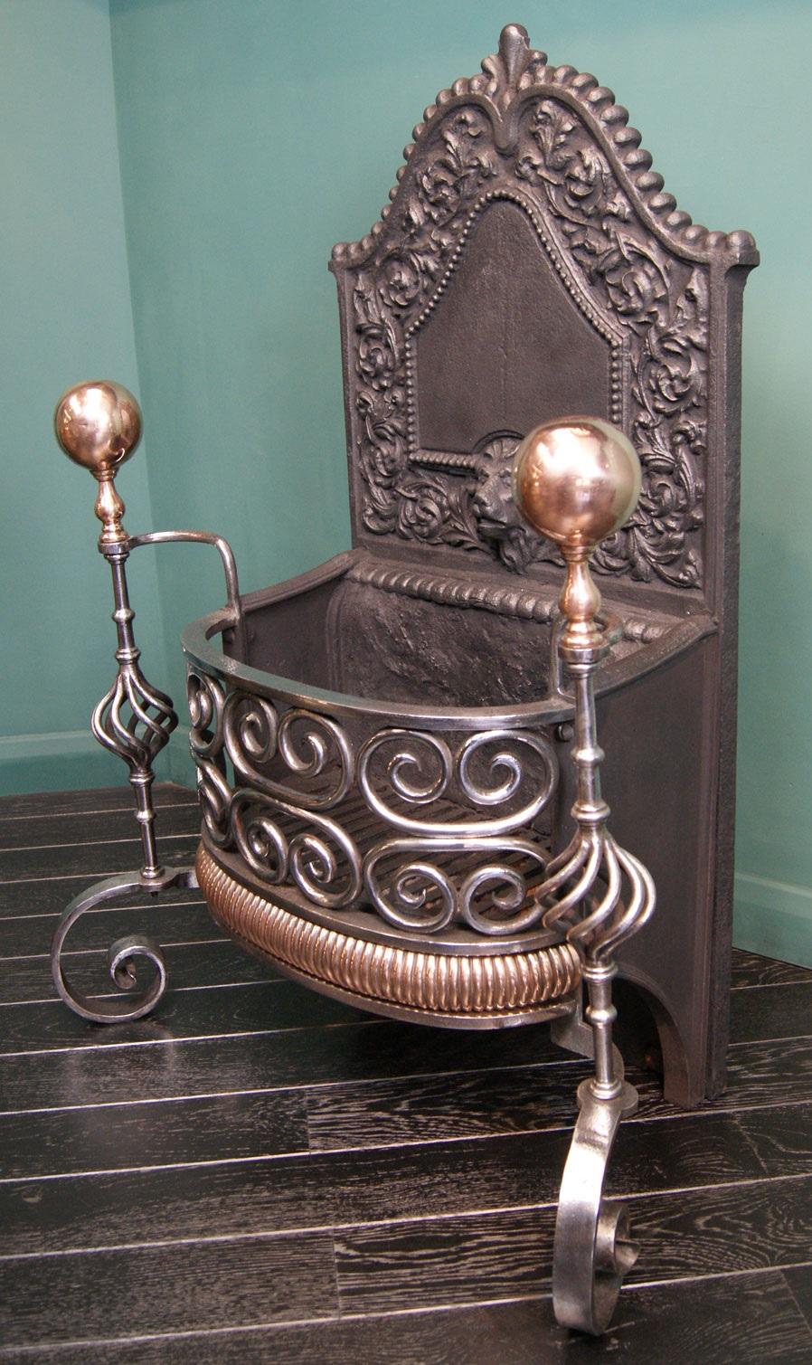 Cette grande grille de cheminée Arts & Crafts en bronze et en fer forgé poli est dotée d'un panier frontal magnifiquement travaillé à la main, avec des barres de feu à volutes épinglées et une bordure de bronze nervurée. La frette est réglée entre