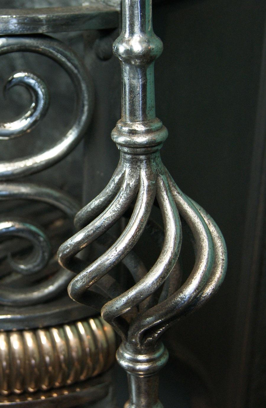 Arts and Crafts Grande grille de cheminée Arts & Crafts en fer forgé poli et bronze en vente