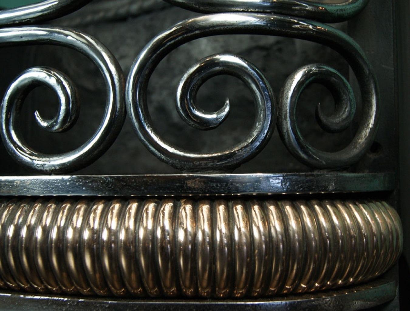 Anglais Grande grille de cheminée Arts & Crafts en fer forgé poli et bronze en vente