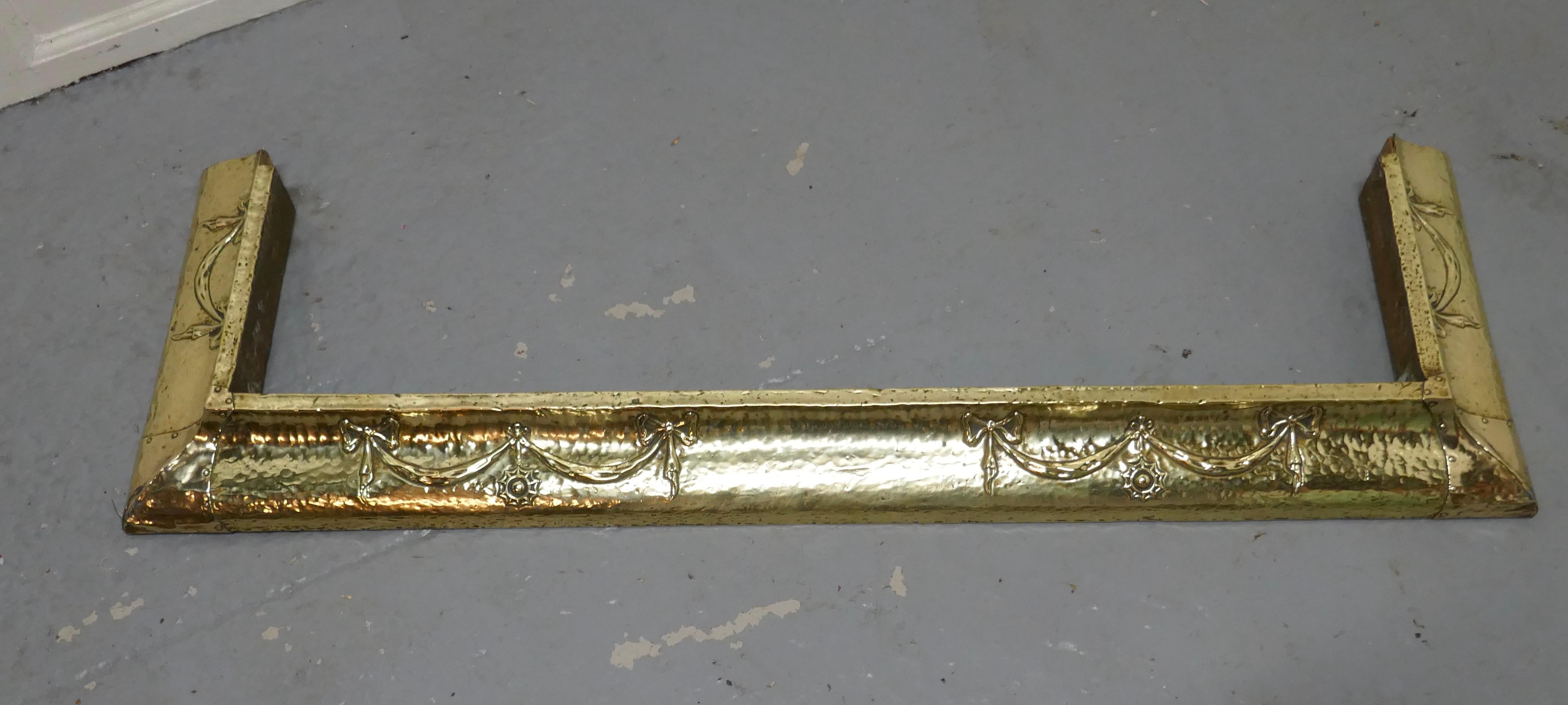 Large Arts Nouveau Victorian Brass Fender In Good Condition For Sale In Chillerton, Isle of Wight