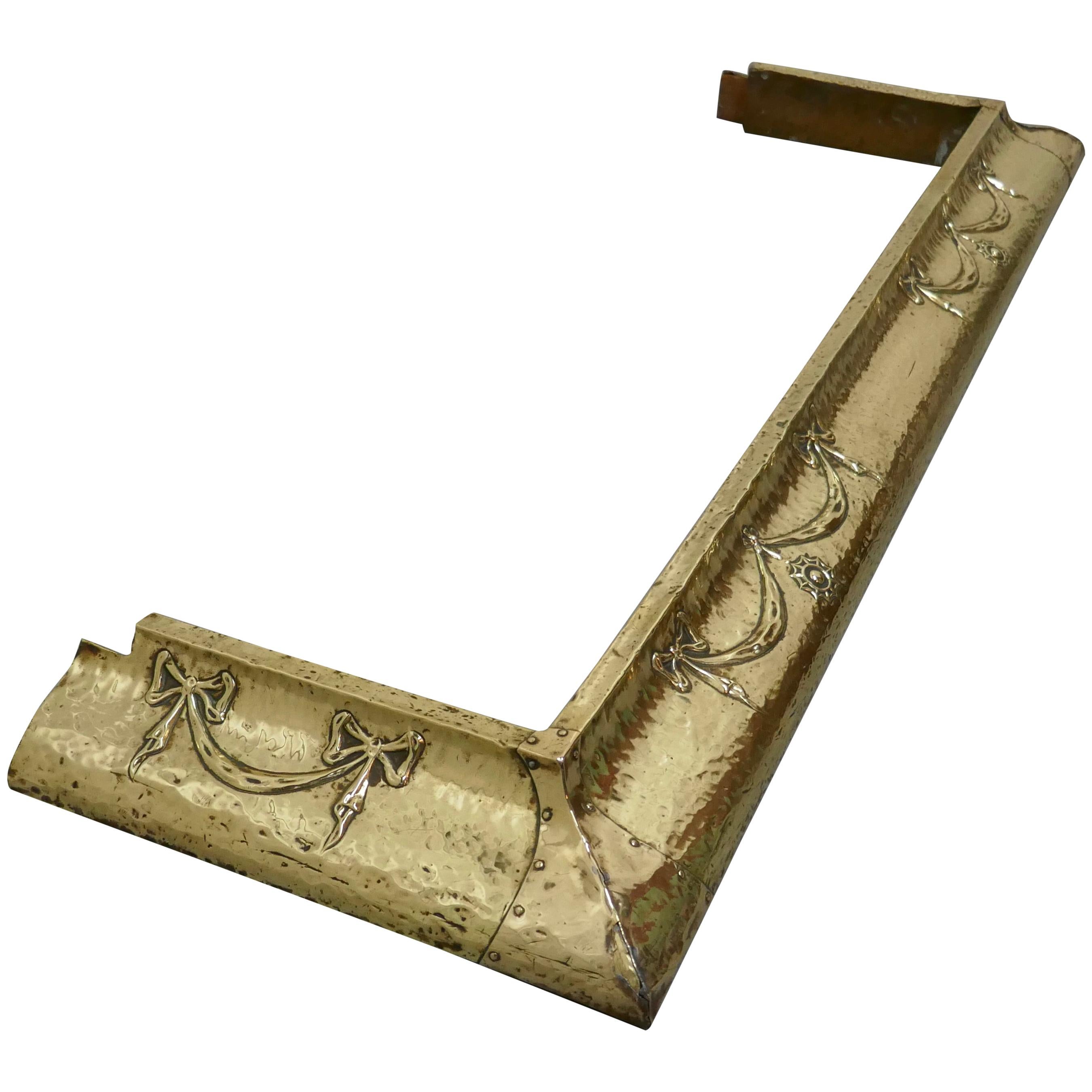 Grand garde-boue victorien en laiton Arts Nouveau