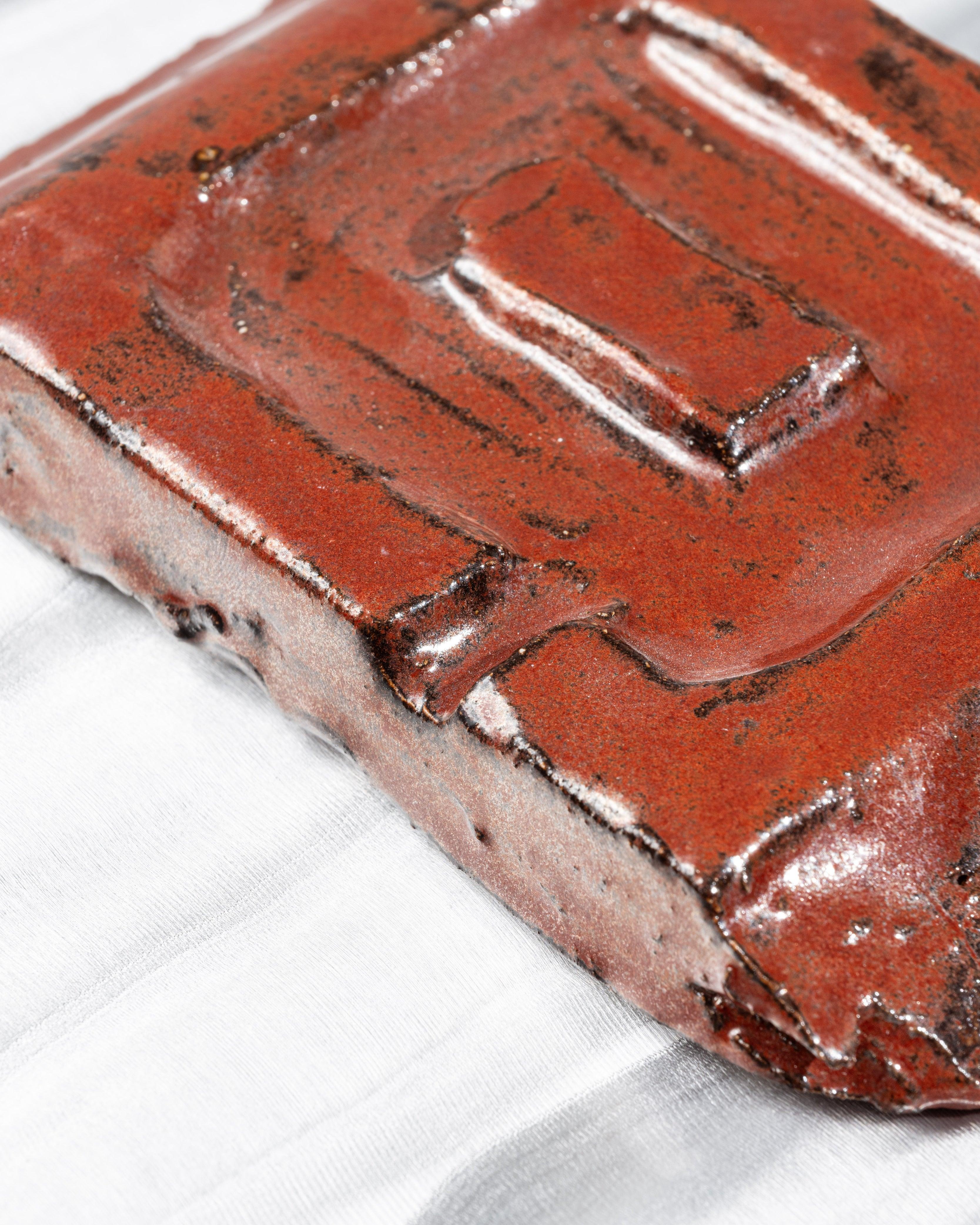 Großer Aschenbecher aus rot glasiertem Steingut (21. Jahrhundert und zeitgenössisch) im Angebot