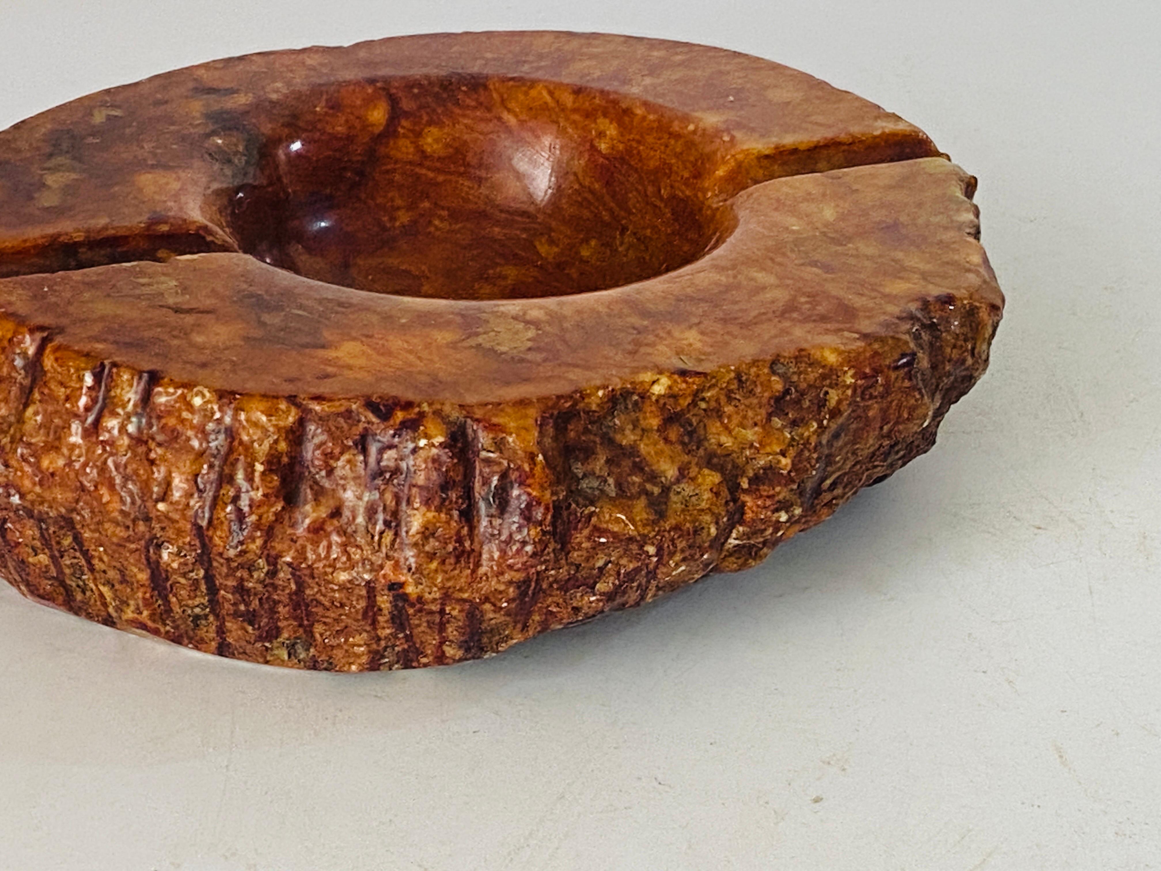 Large and rare vide poche in Onyx or Marble. This ashtray is rare by his color and size.
It is in a Brown color. It has been made in italy circa 1960.