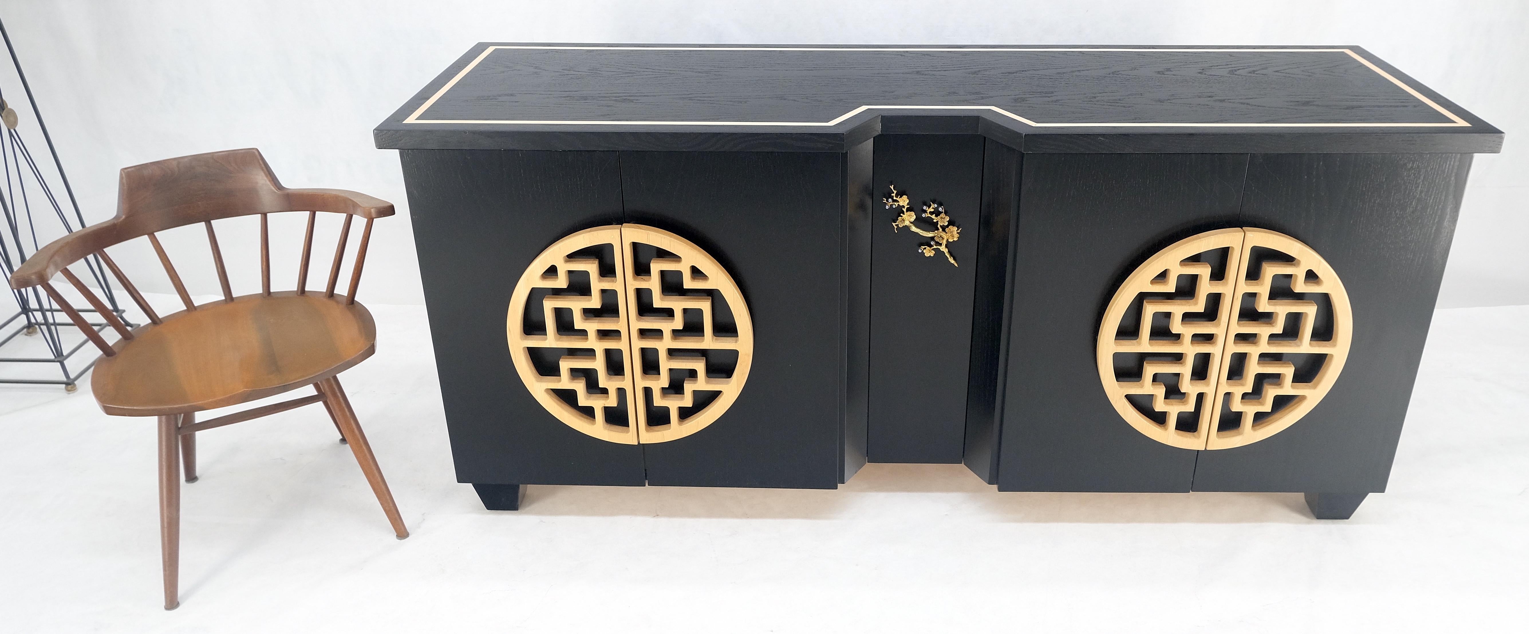 Grande cassettiera asiatica in lacca nera con ante in legno intagliato 8 cassetti Credenza in vendita 3