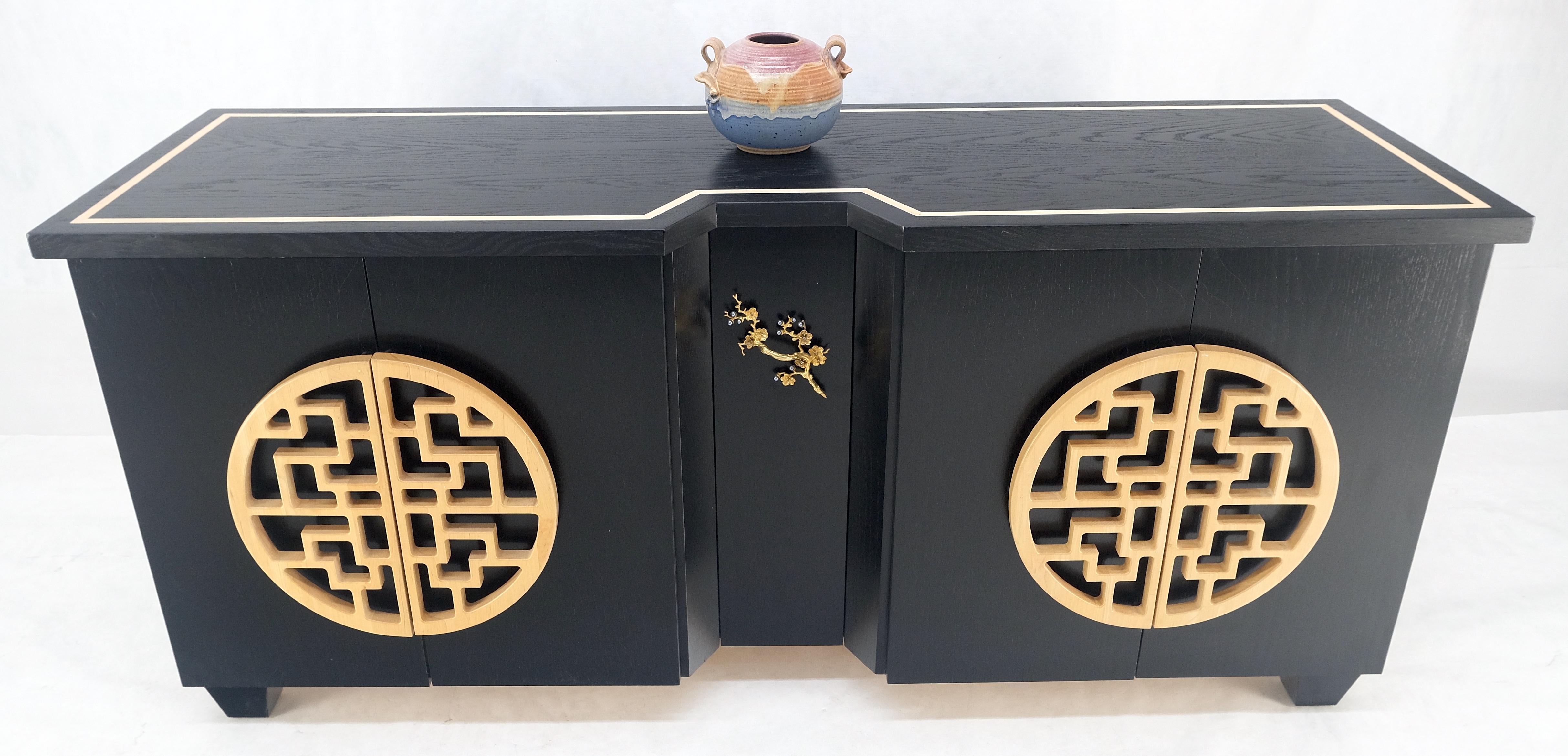 Grande cassettiera asiatica in lacca nera con ante in legno intagliato 8 cassetti Credenza in vendita 4