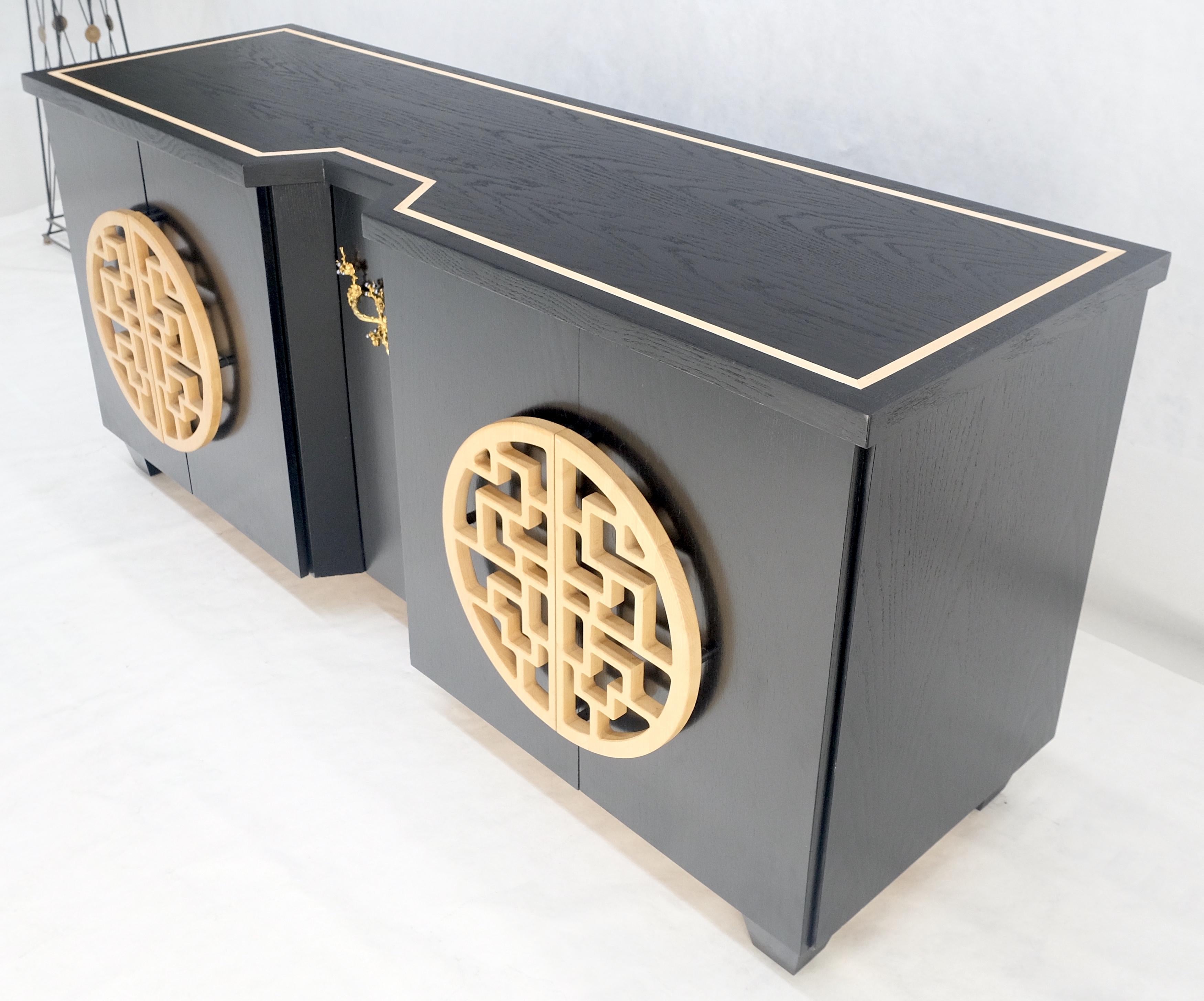 Grande cassettiera asiatica in lacca nera con ante in legno intagliato 8 cassetti Credenza in vendita 7