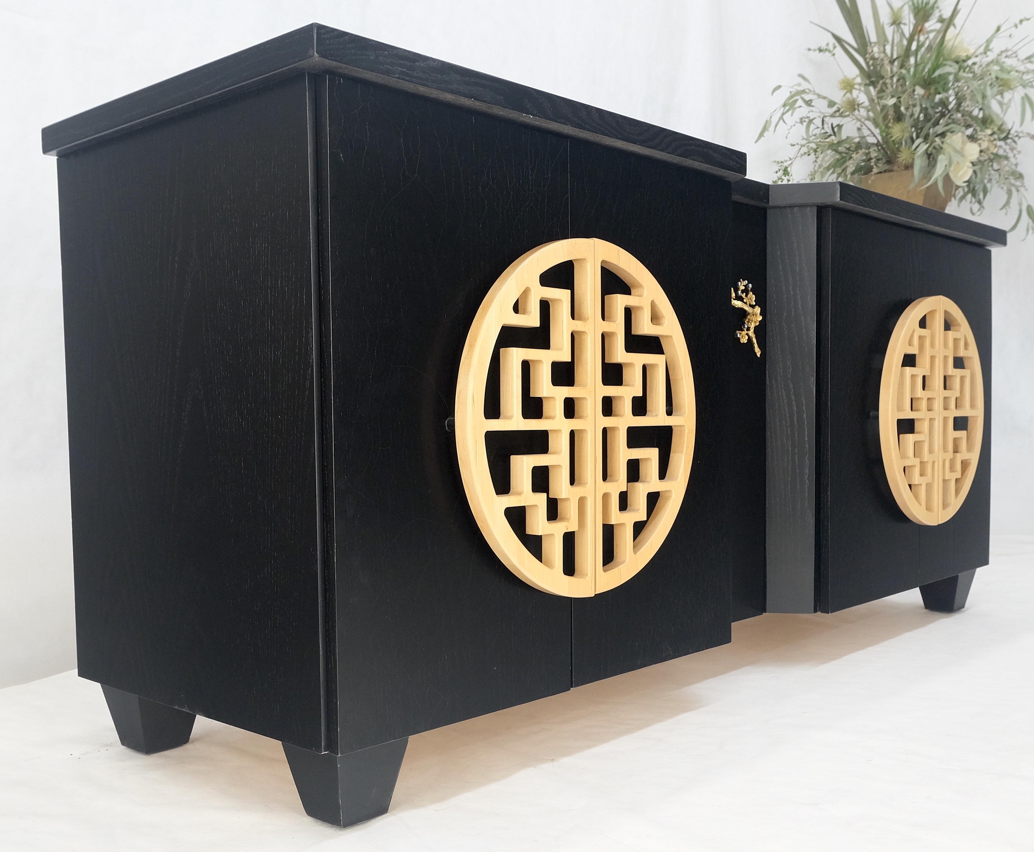Grande cassettiera asiatica in lacca nera con ante in legno intagliato 8 cassetti Credenza in vendita 10