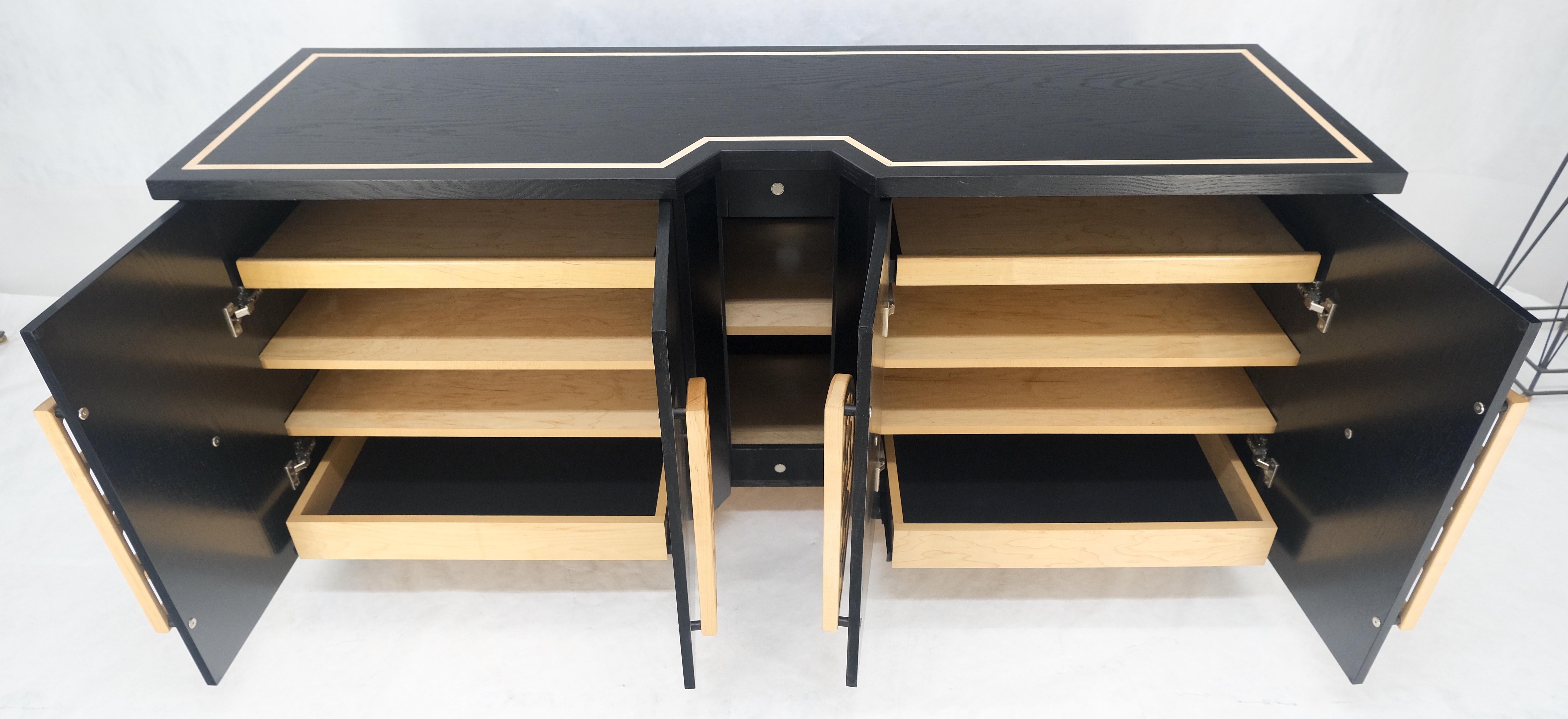 Mid-Century moderno Grande cassettiera asiatica in lacca nera con ante in legno intagliato 8 cassetti Credenza in vendita