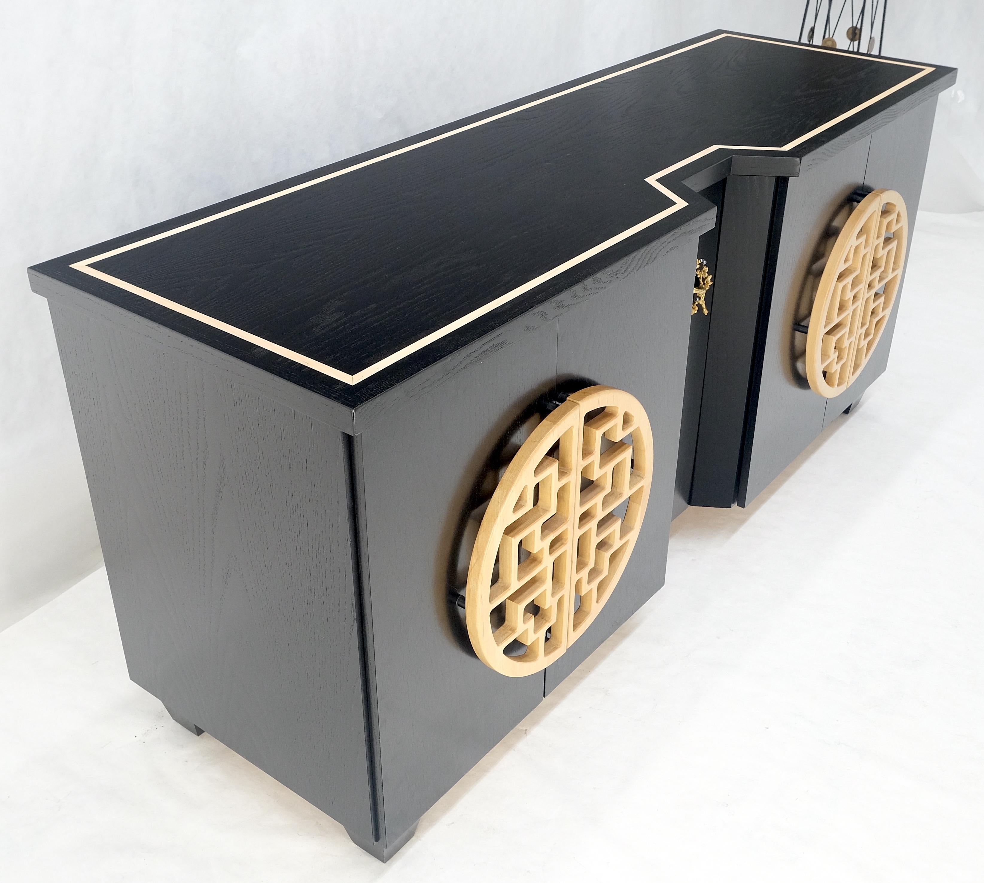 Americano Grande cassettiera asiatica in lacca nera con ante in legno intagliato 8 cassetti Credenza in vendita
