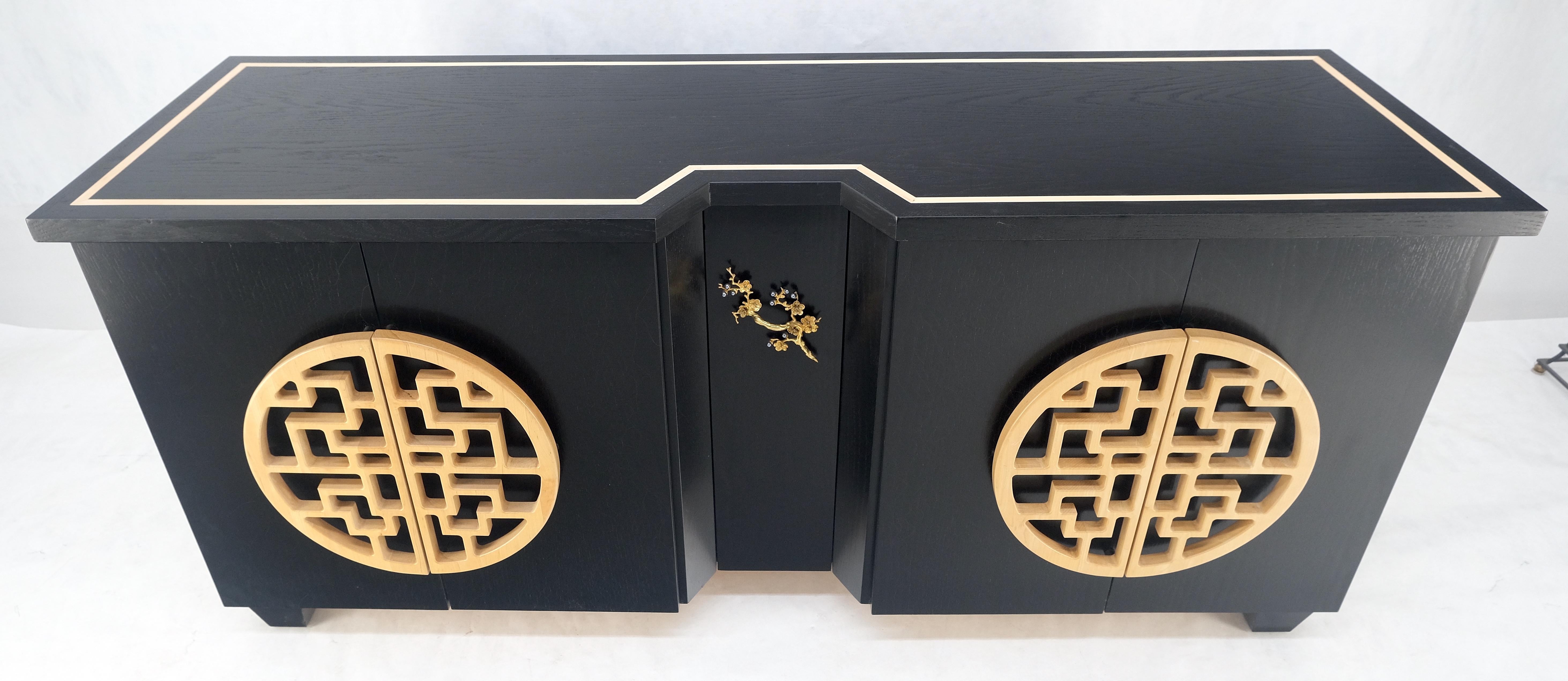 XX secolo Grande cassettiera asiatica in lacca nera con ante in legno intagliato 8 cassetti Credenza in vendita