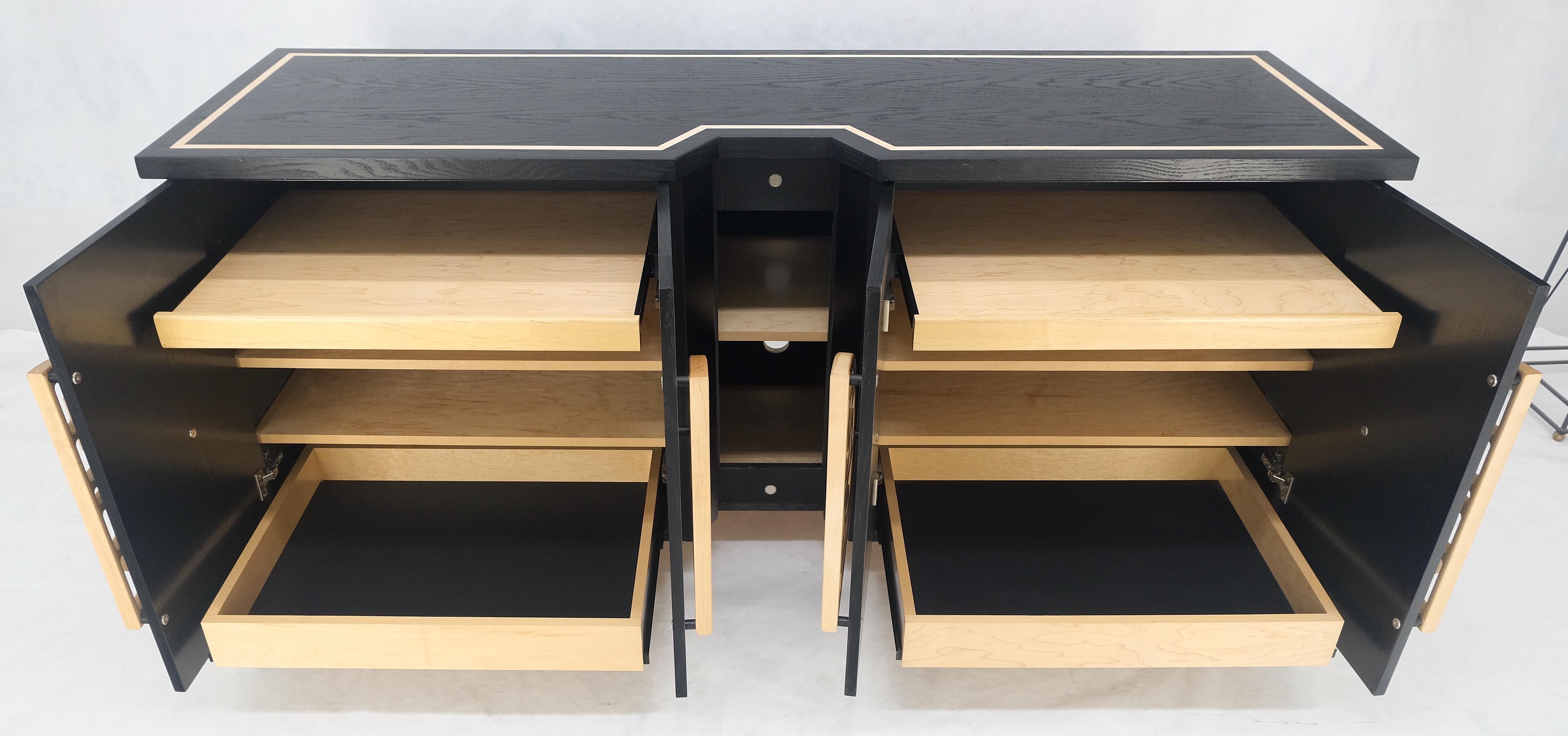 Quercia Grande cassettiera asiatica in lacca nera con ante in legno intagliato 8 cassetti Credenza in vendita