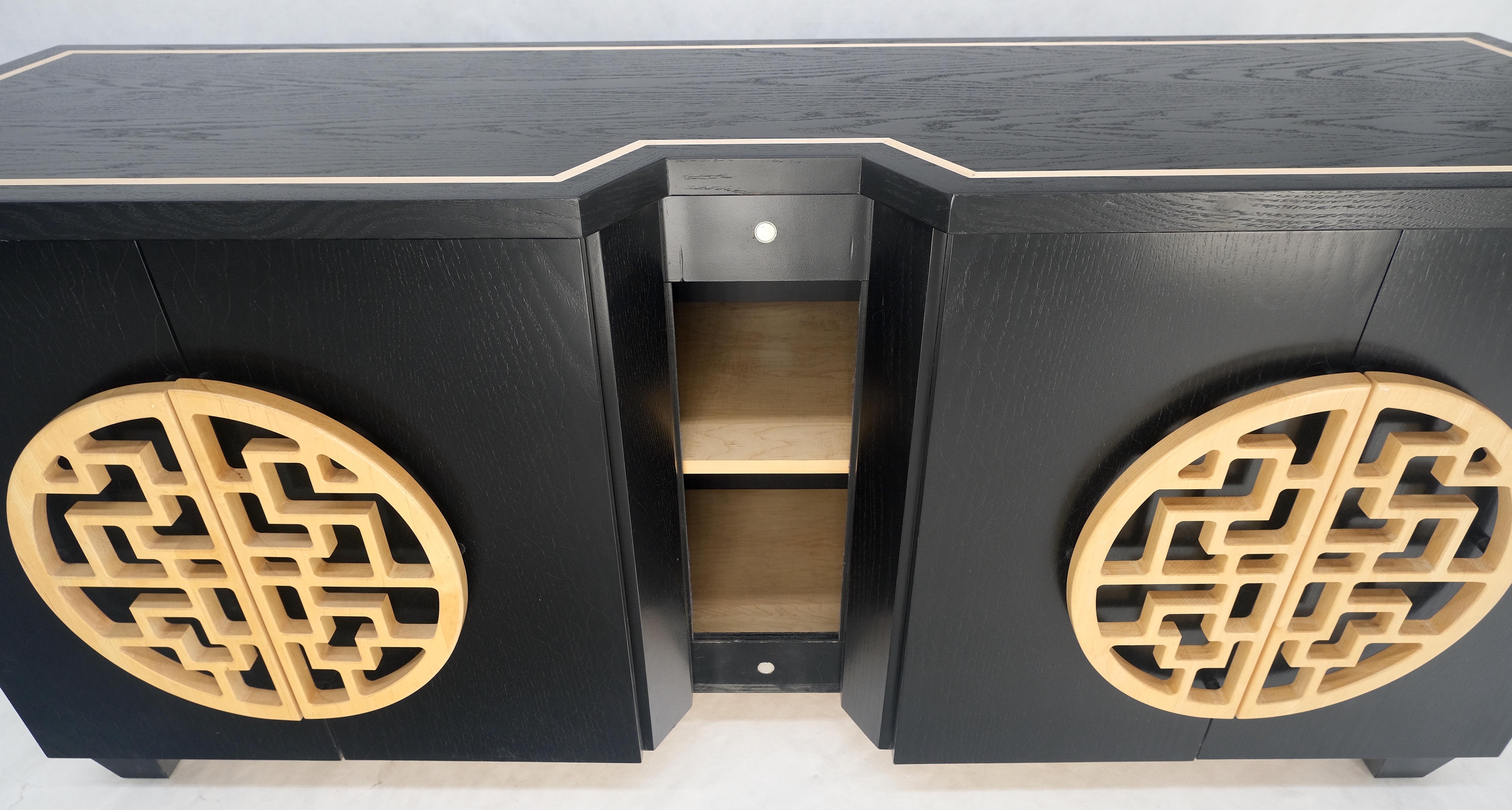 Grande cassettiera asiatica in lacca nera con ante in legno intagliato 8 cassetti Credenza in vendita 1