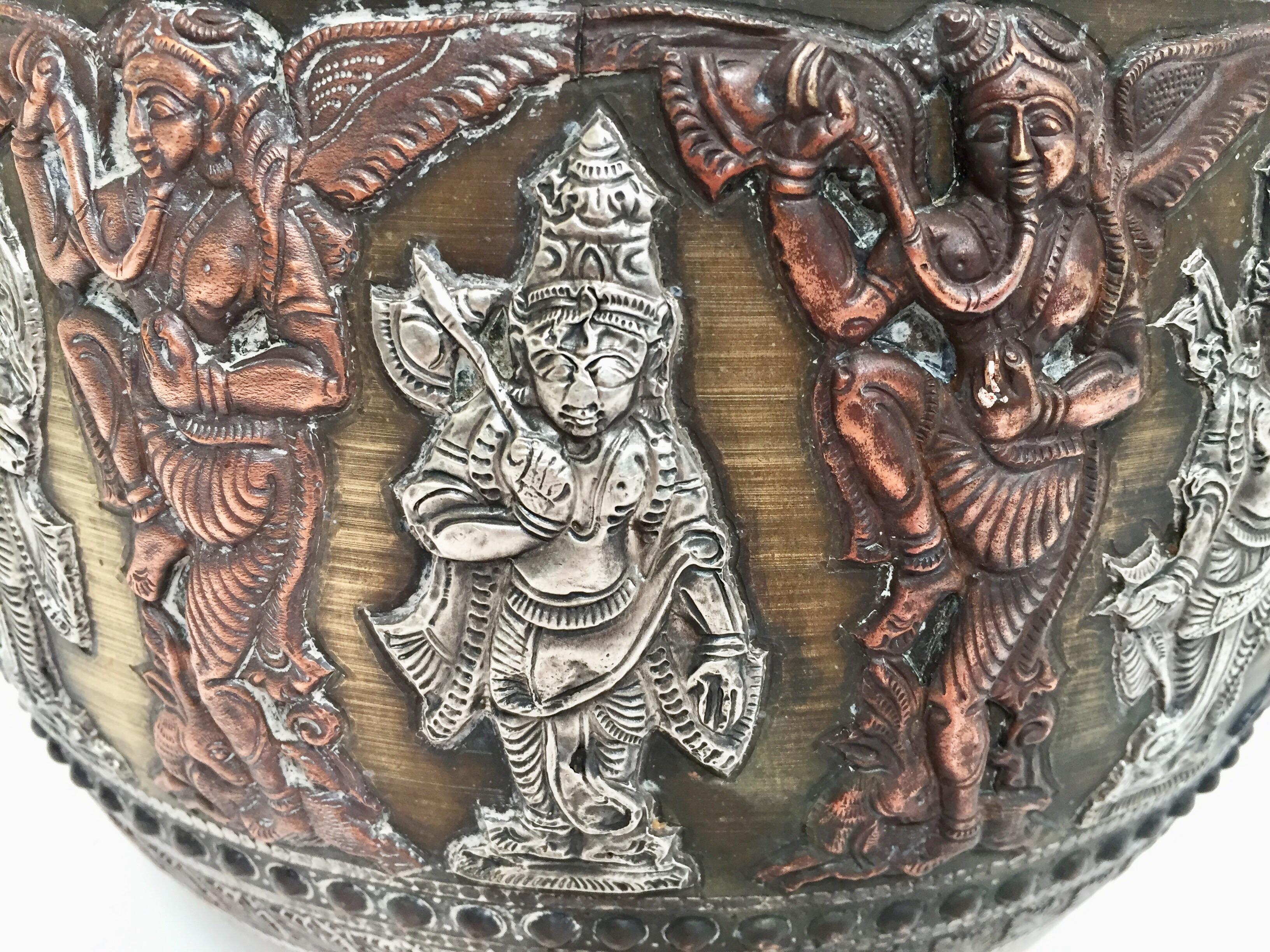 Gran cuenco ceremonial burmes de latón, cobre y plata con incrustaciones de avatares de Vishnú en venta 3