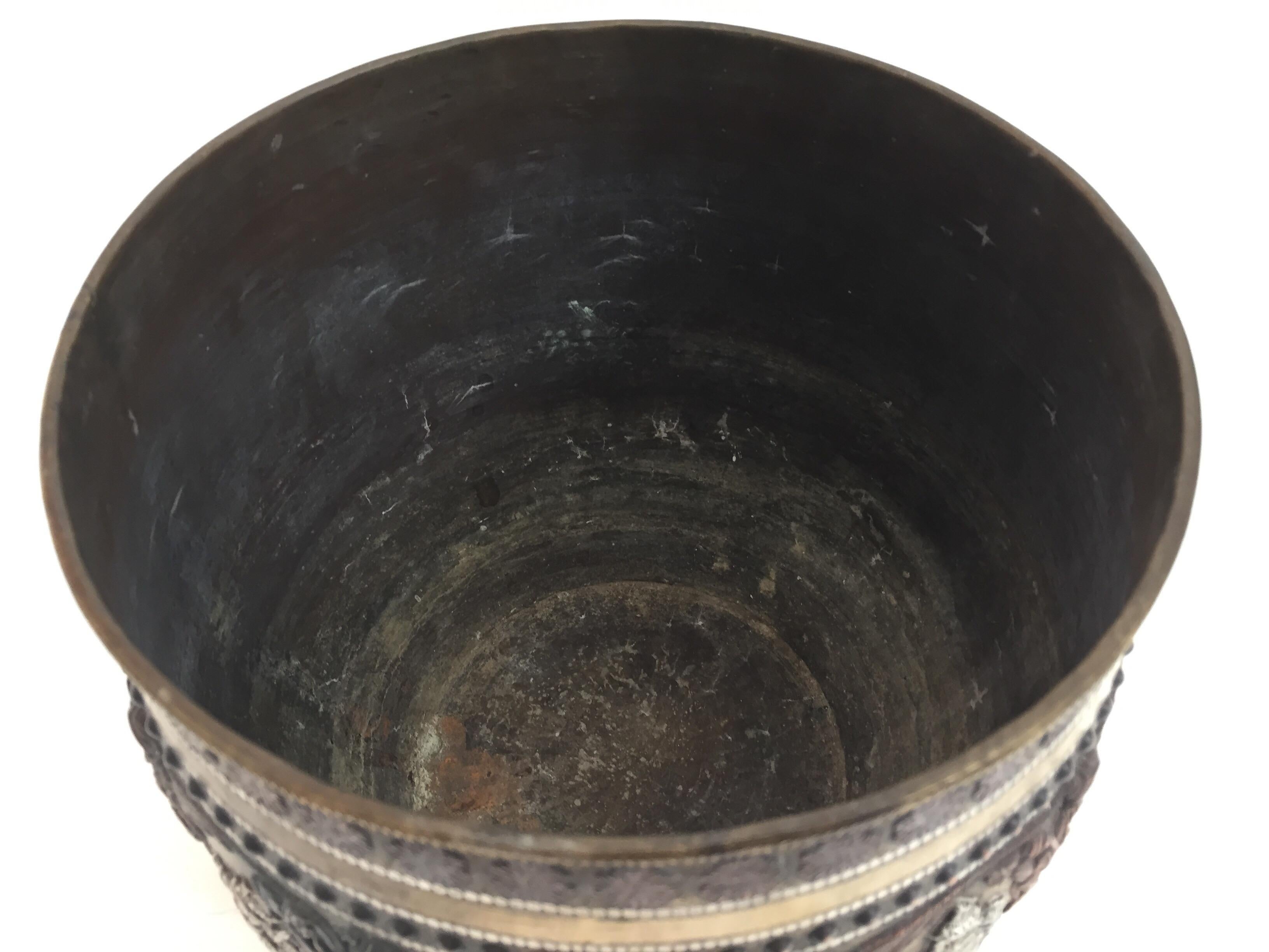 Gran cuenco ceremonial burmes de latón, cobre y plata con incrustaciones de avatares de Vishnú en venta 9
