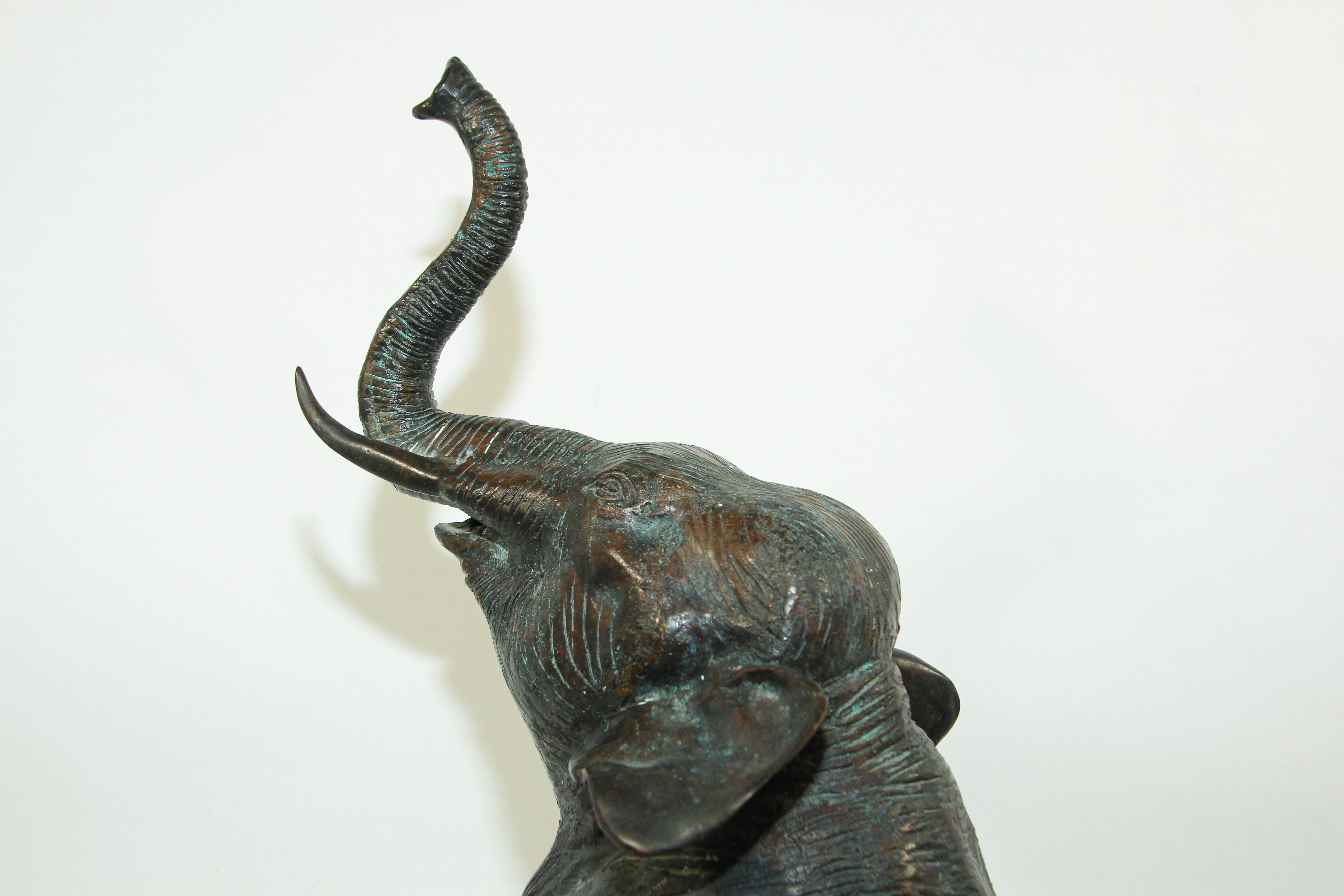 Grand éléphant asiatique en bronze avec malle 4