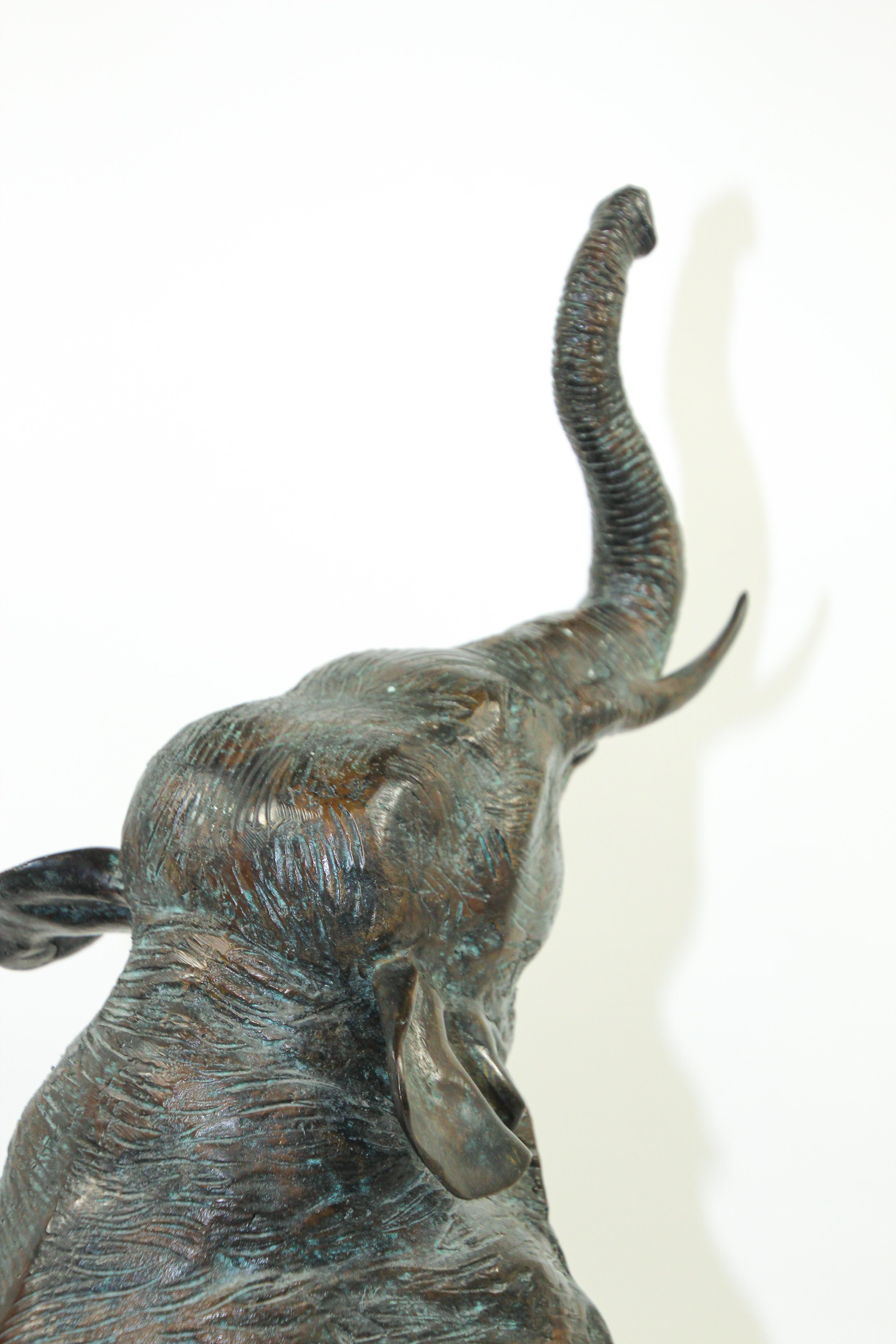 Grand éléphant asiatique en bronze avec malle 7