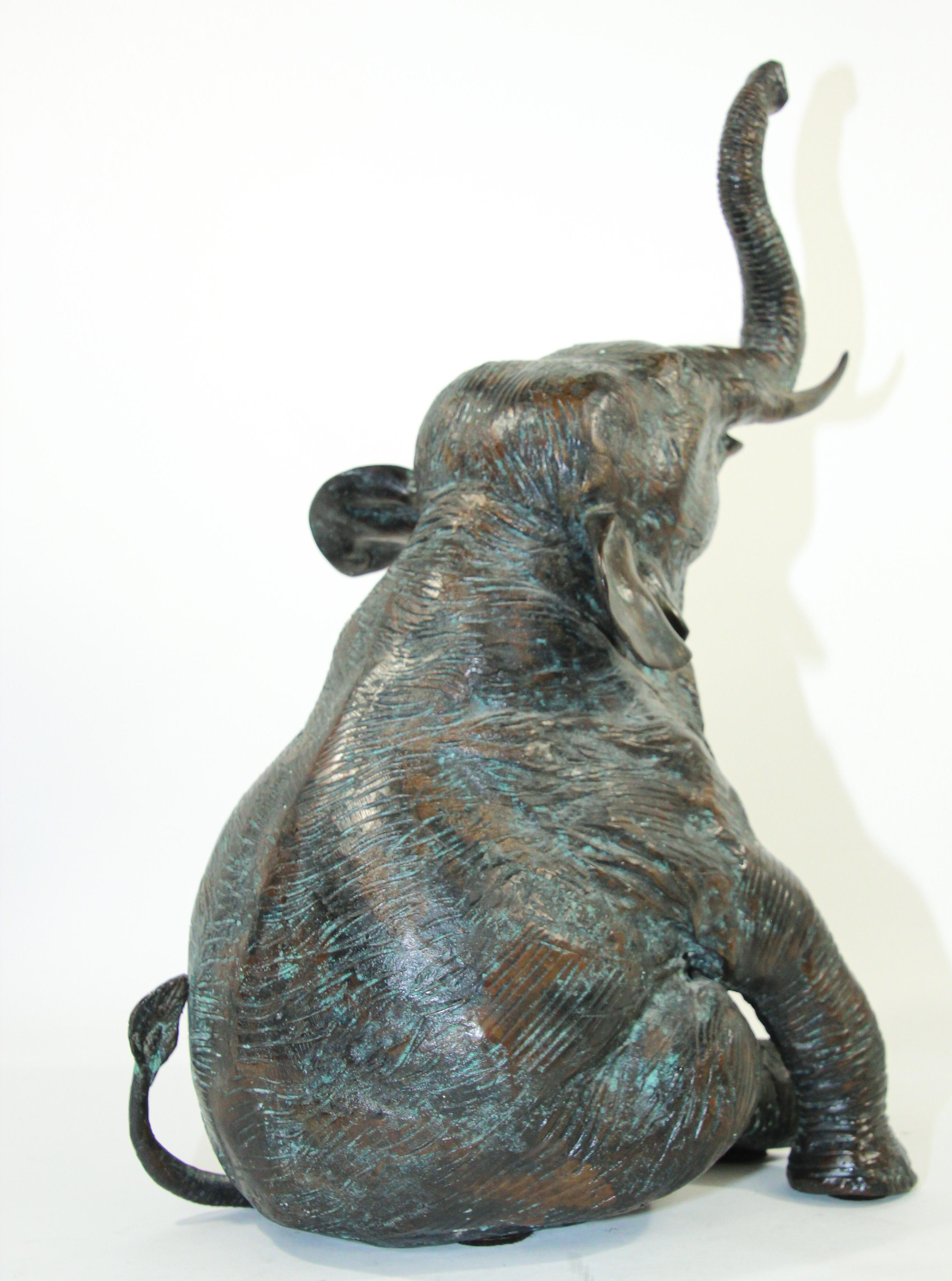 Grand éléphant asiatique en bronze avec malle 10