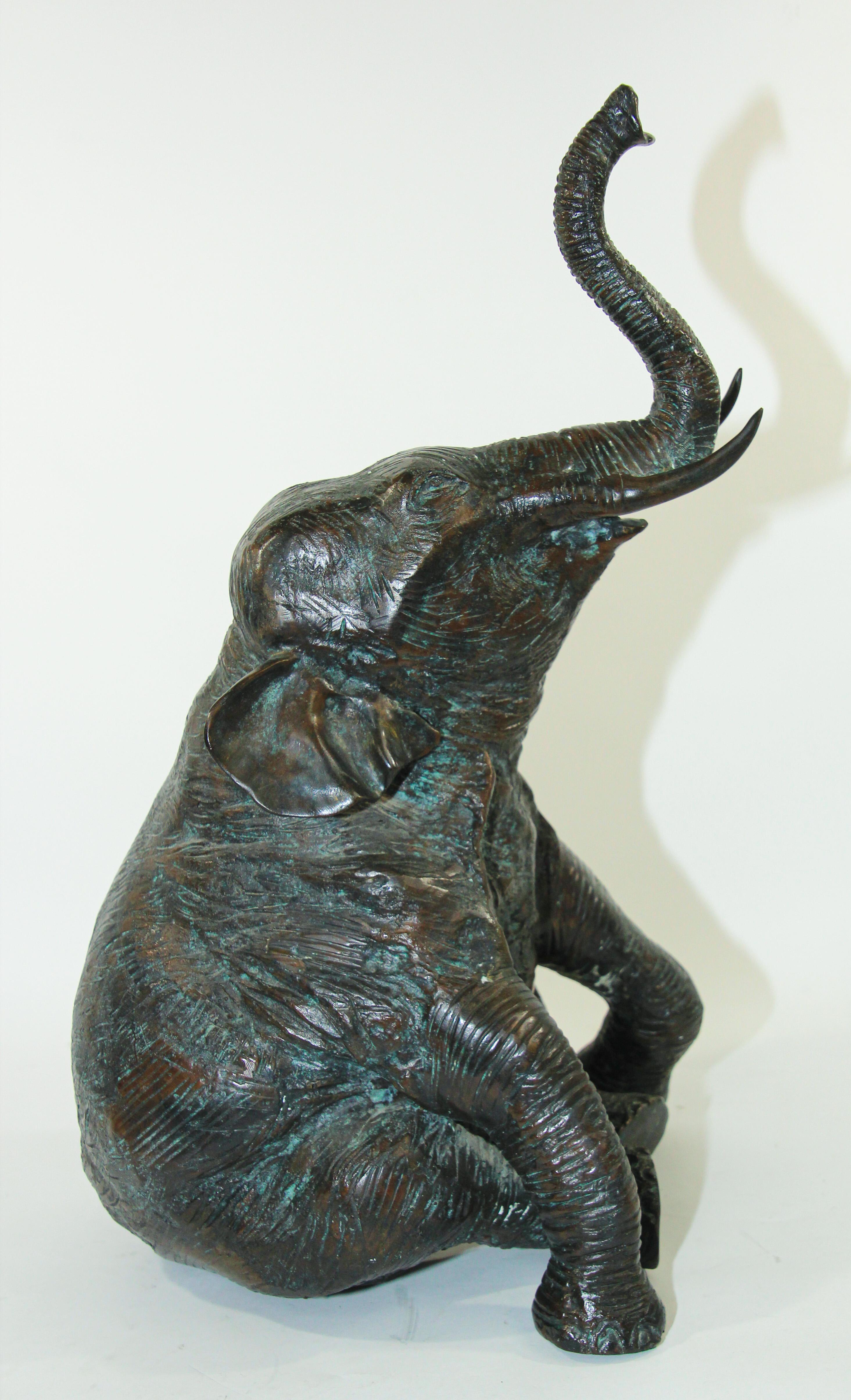 Grand éléphant asiatique en bronze avec malle 11