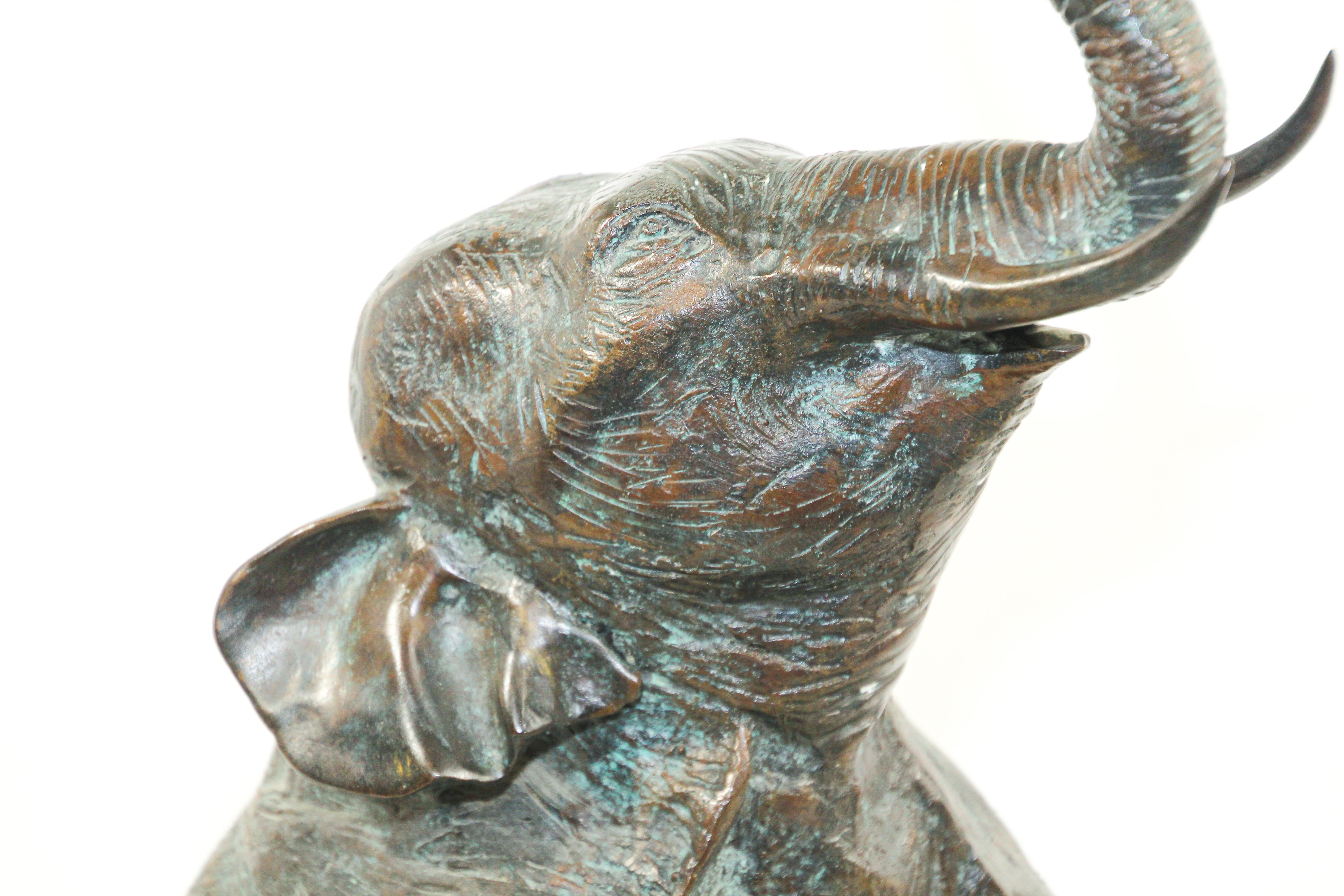 Grand éléphant asiatique en bronze avec malle Bon état à North Hollywood, CA