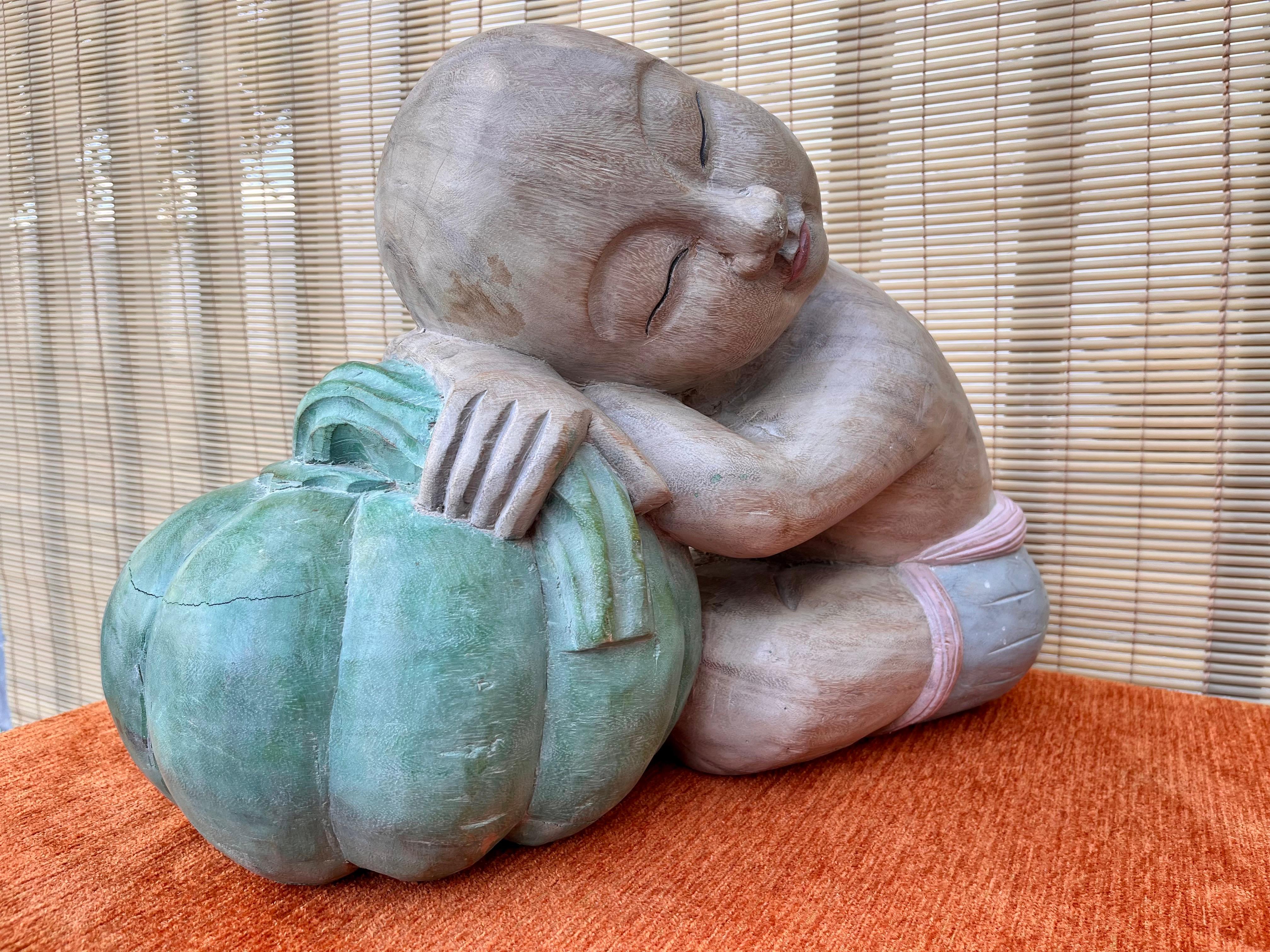 Grandes sculptures asiatiques en bois sculpté représentant des enfants de bonne chance endormis sur des melons en vente 2