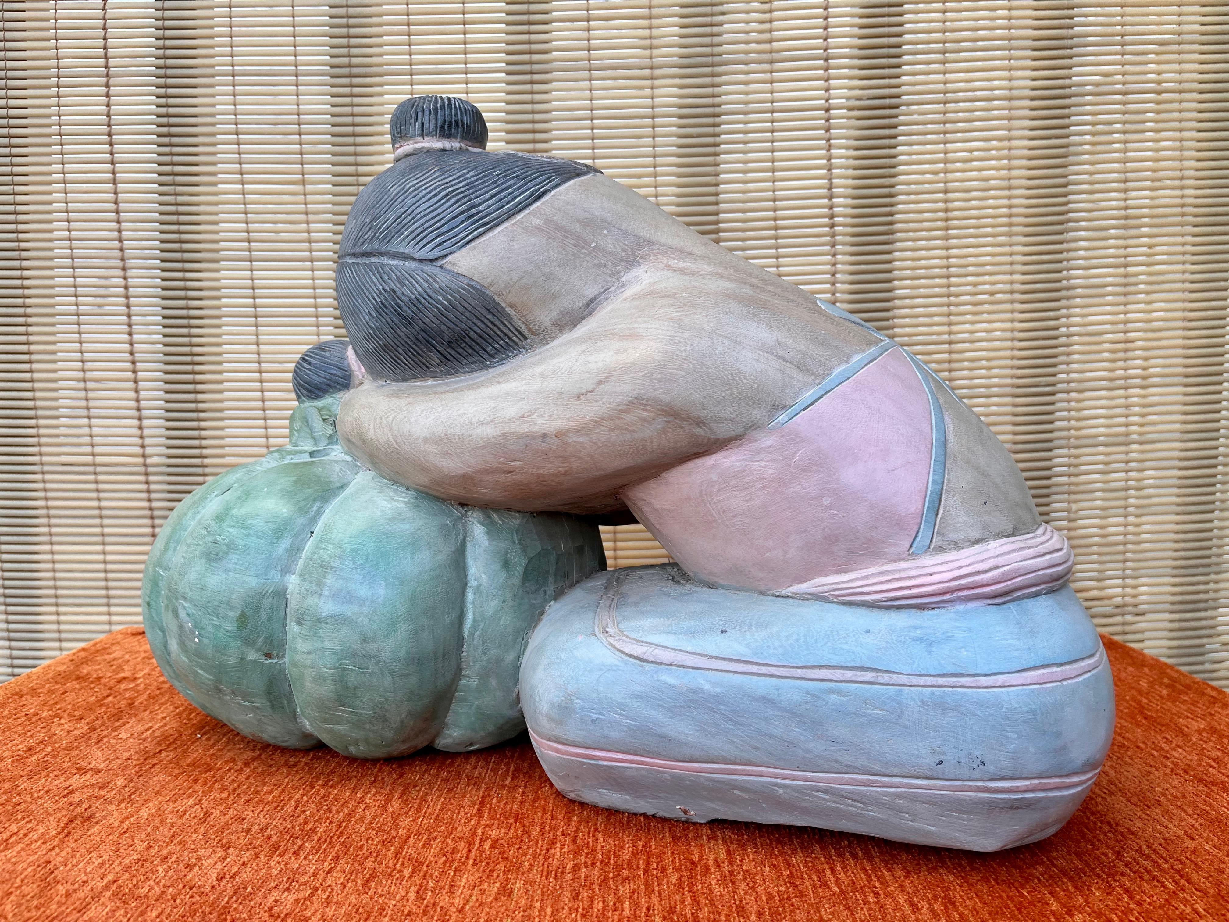 Grandes sculptures asiatiques en bois sculpté représentant des enfants de bonne chance endormis sur des melons en vente 7