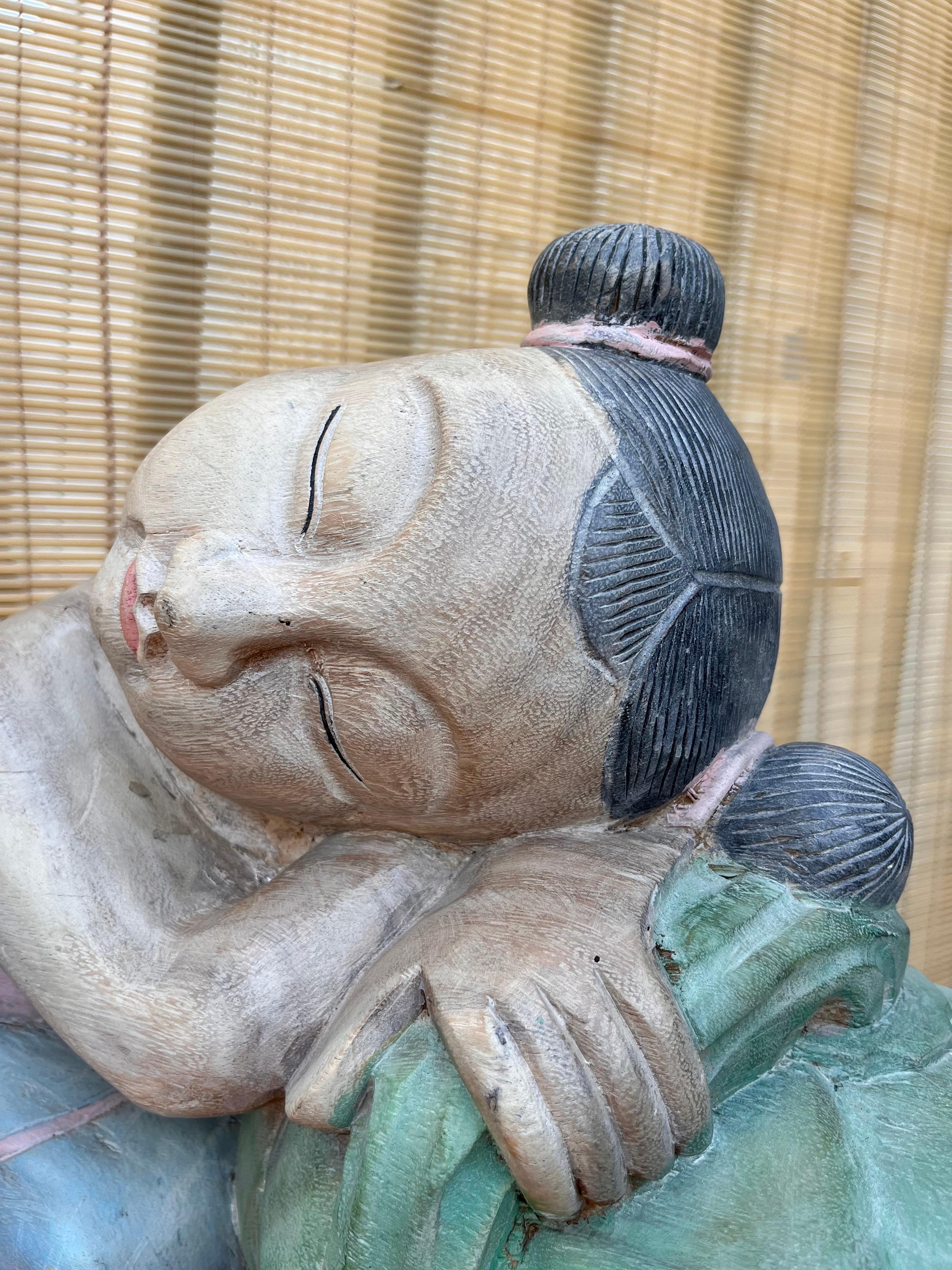 Grandes sculptures asiatiques en bois sculpté représentant des enfants de bonne chance endormis sur des melons en vente 12