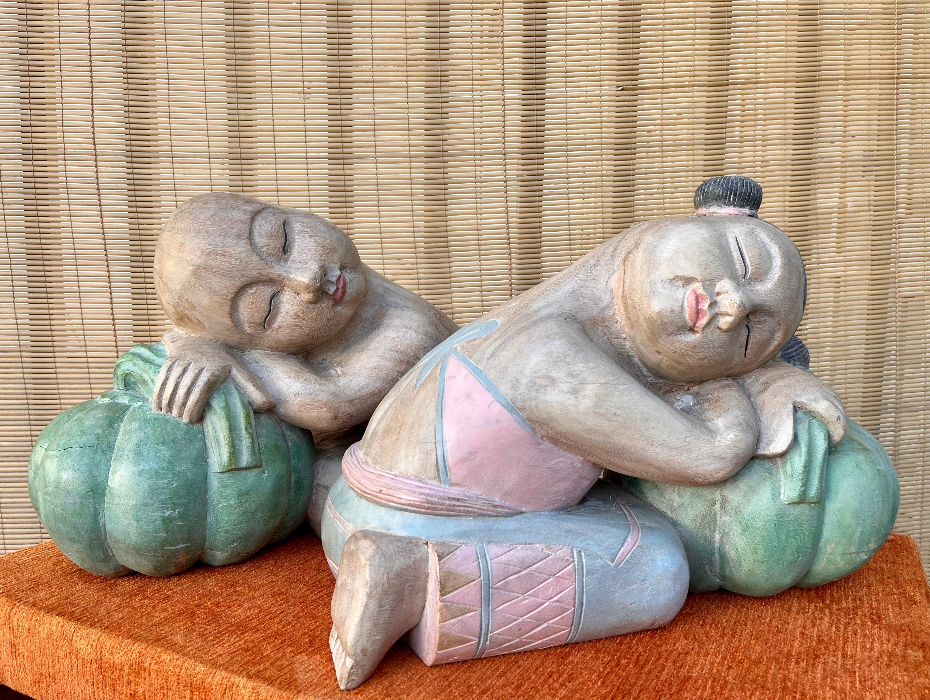 Chinoiseries Grandes sculptures asiatiques en bois sculpté représentant des enfants de bonne chance endormis sur des melons en vente