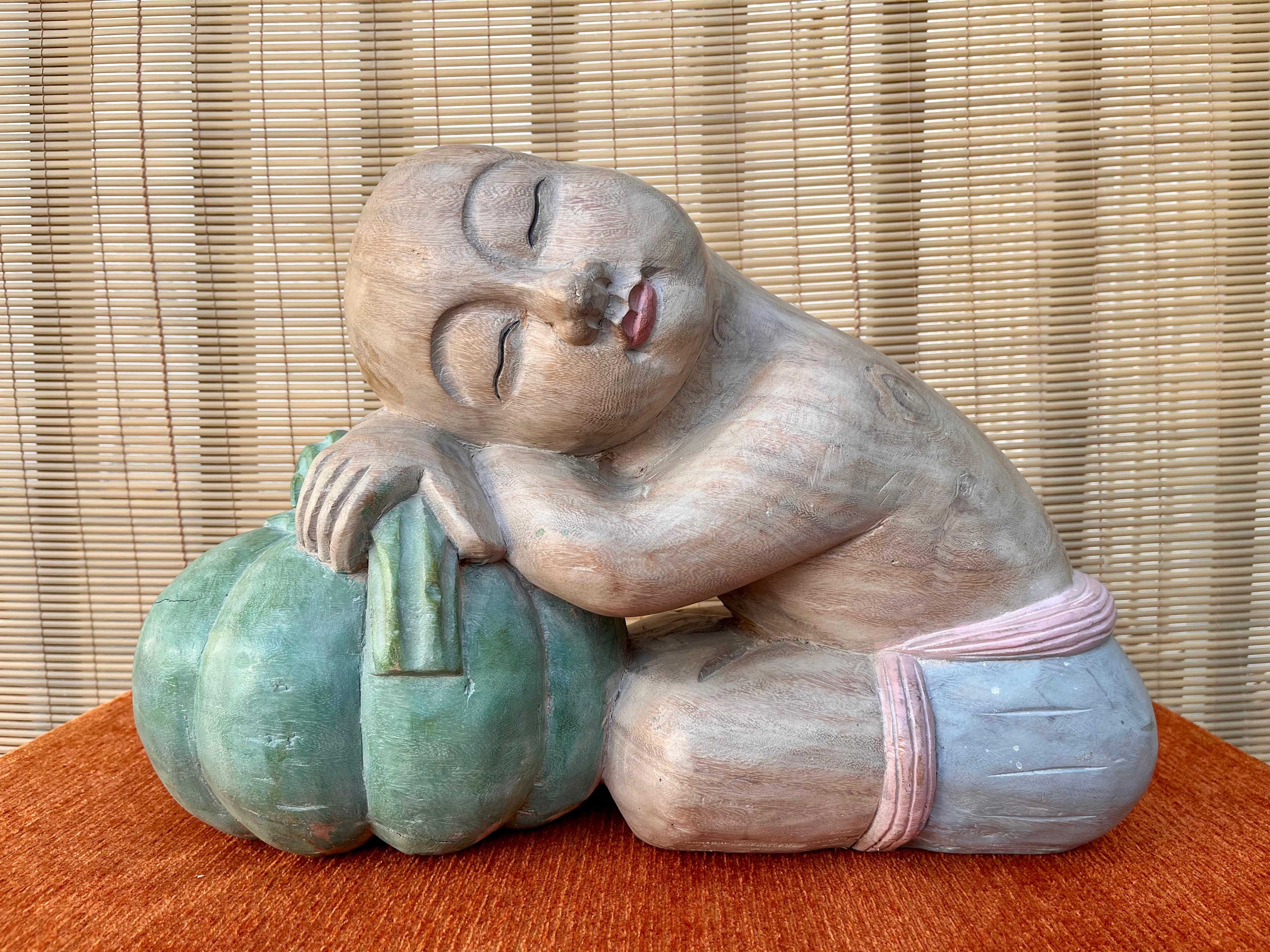 Sculpté à la main Grandes sculptures asiatiques en bois sculpté représentant des enfants de bonne chance endormis sur des melons en vente