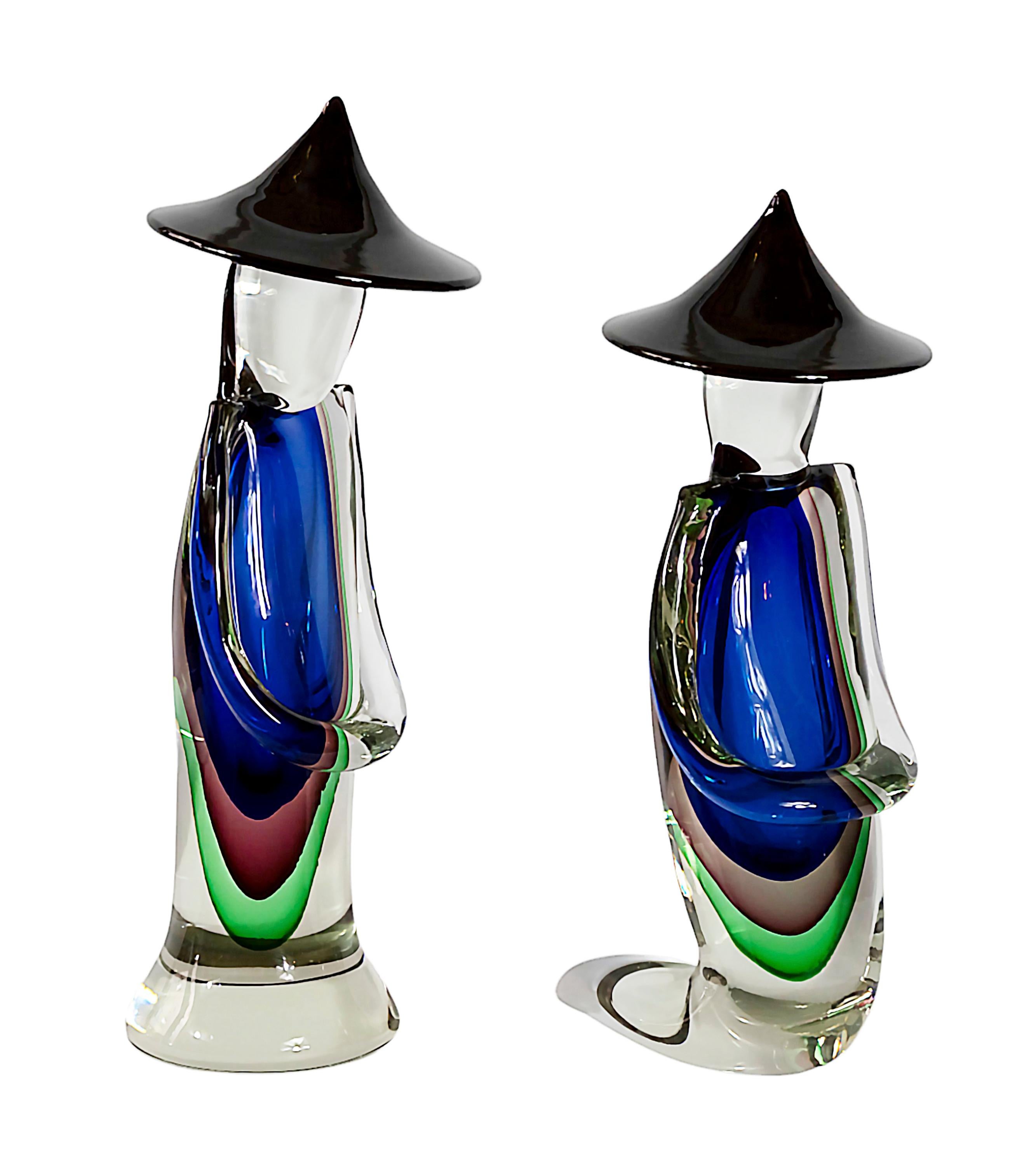 Großes Paar von asiatischen Paar dekorative Skulpturen von Luigi Onesto in italienischen handgefertigten Sommerso Technik von Multi-Color-Schichten Murano Glas erstellt. Sehr dickes und schweres Glas ist in klar, blau, grün, lila Farben Glas