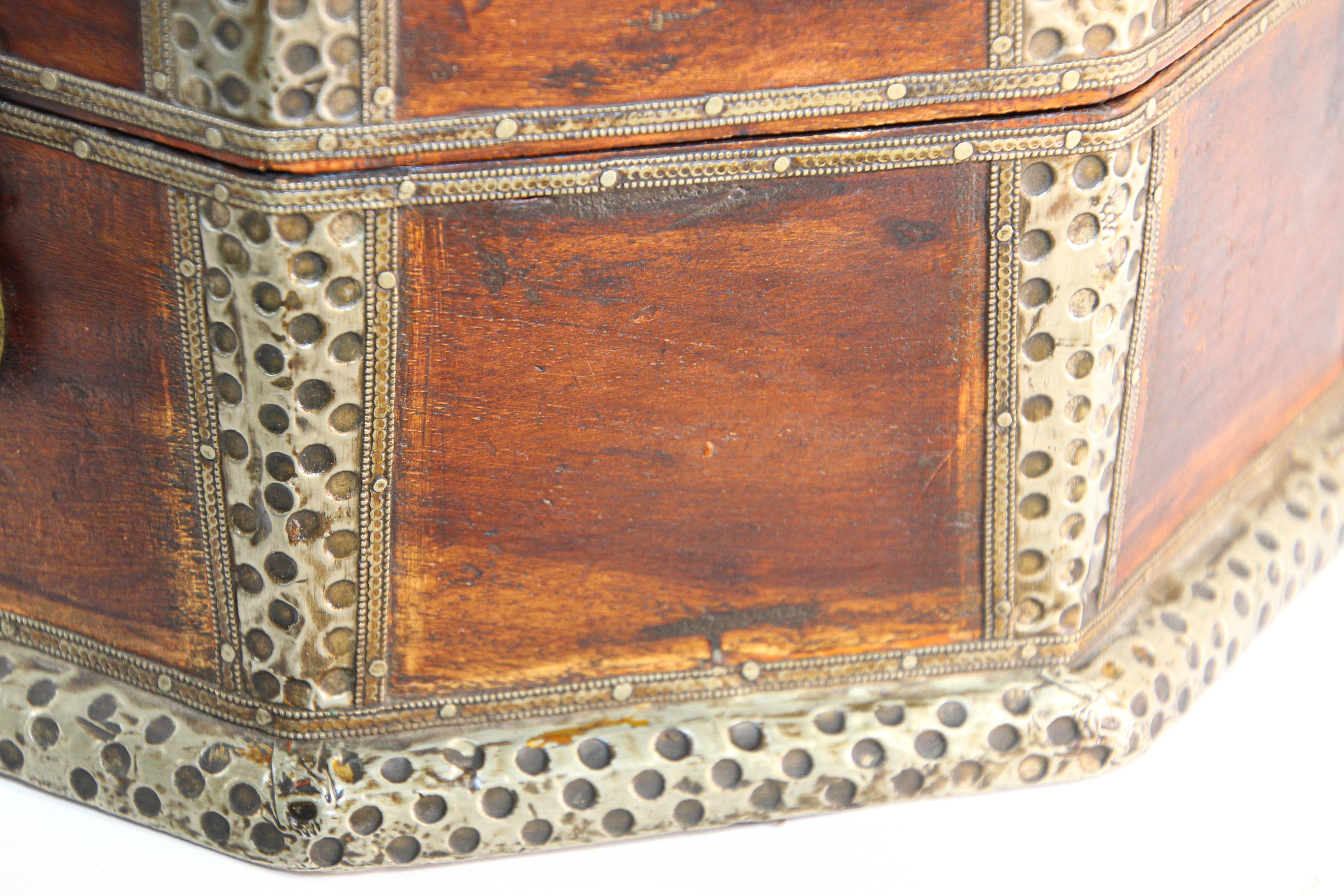 Grande boîte à bijoux décorative asiatique en bois avec superposition de métal en laiton martelé en vente 2
