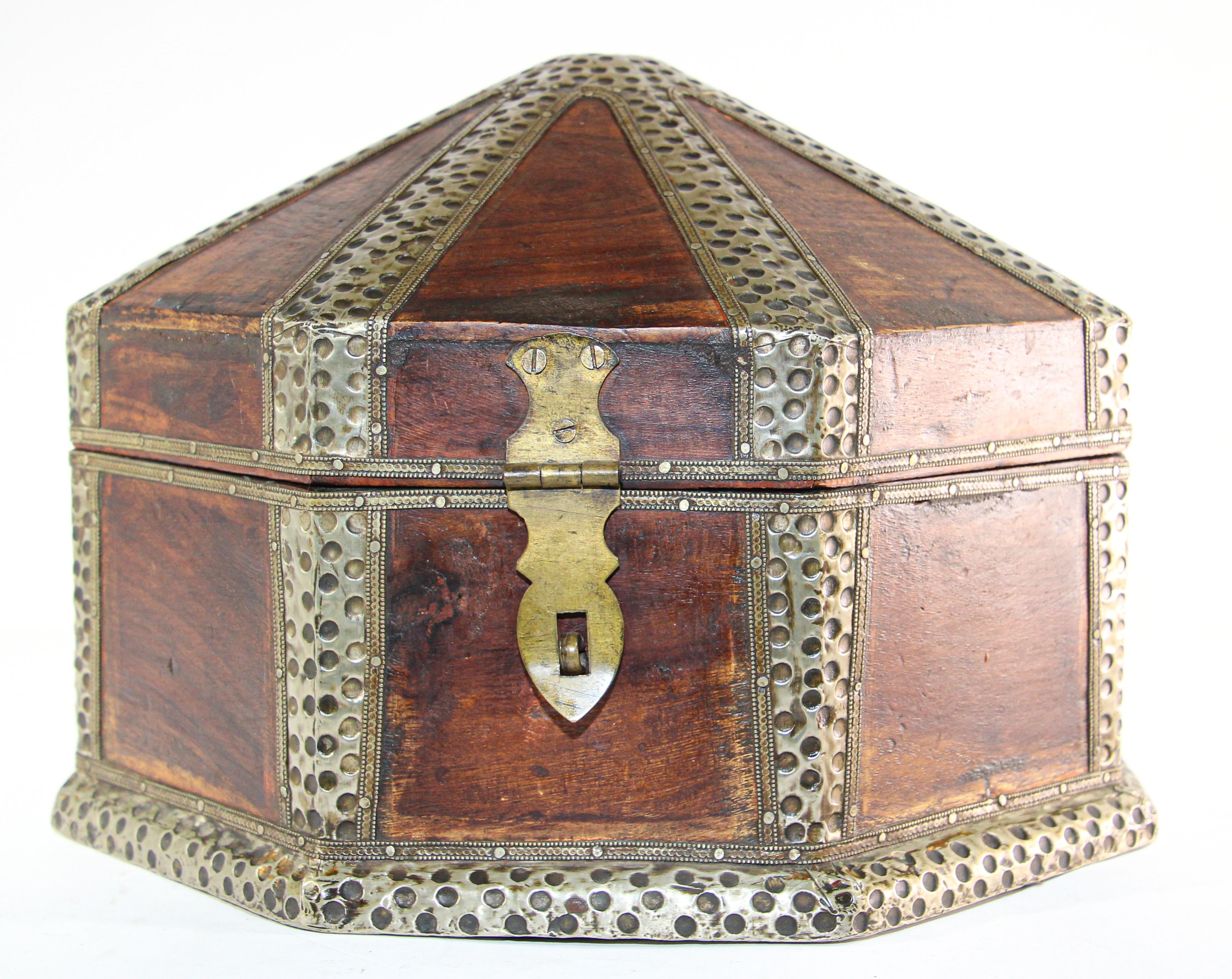 Large Asian Decorative Wooden Jewelry Box with Hammered Brass Metal Overlay For Sale 4