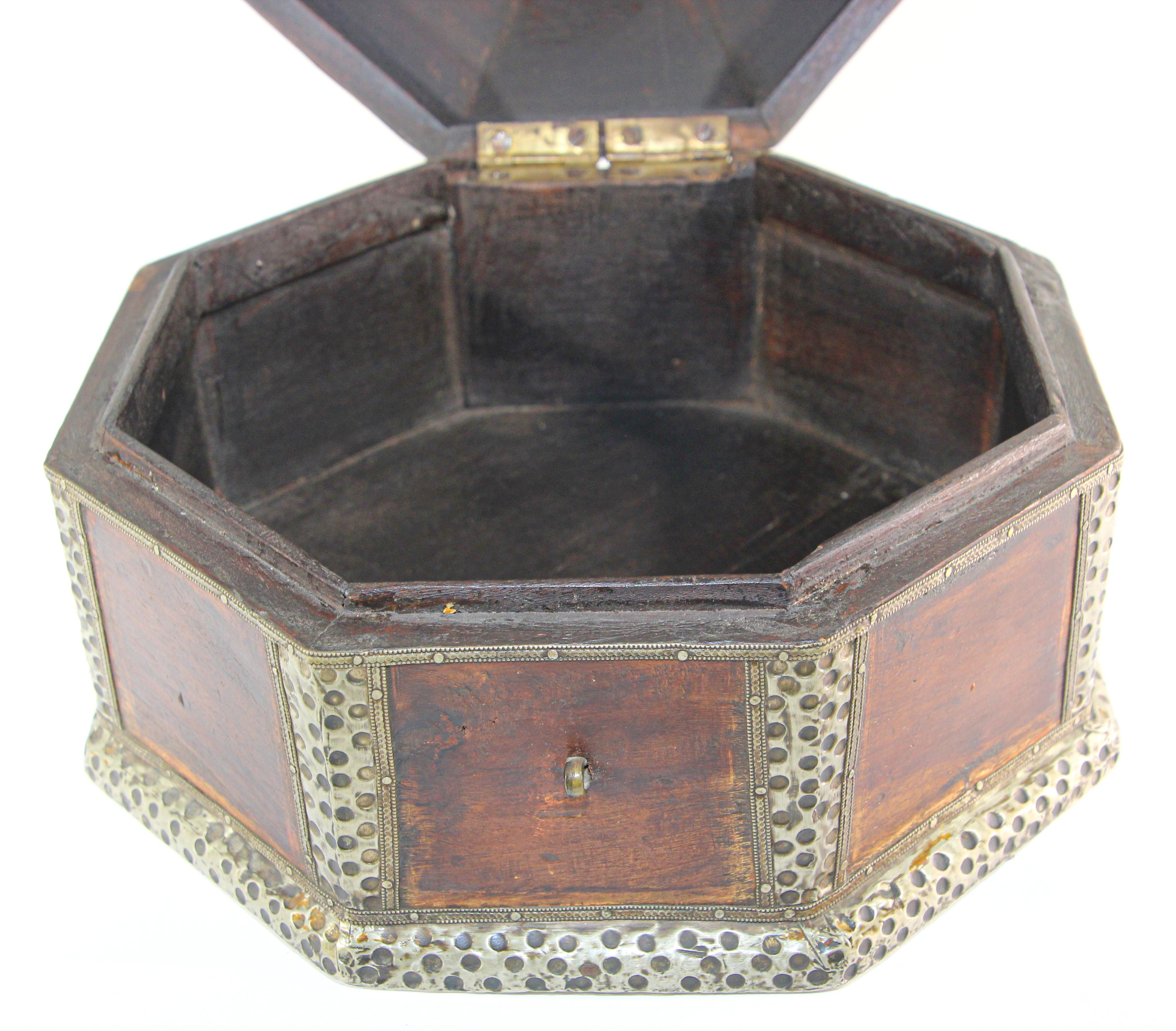 Large Asian Decorative Wooden Jewelry Box with Hammered Brass Metal Overlay For Sale 6