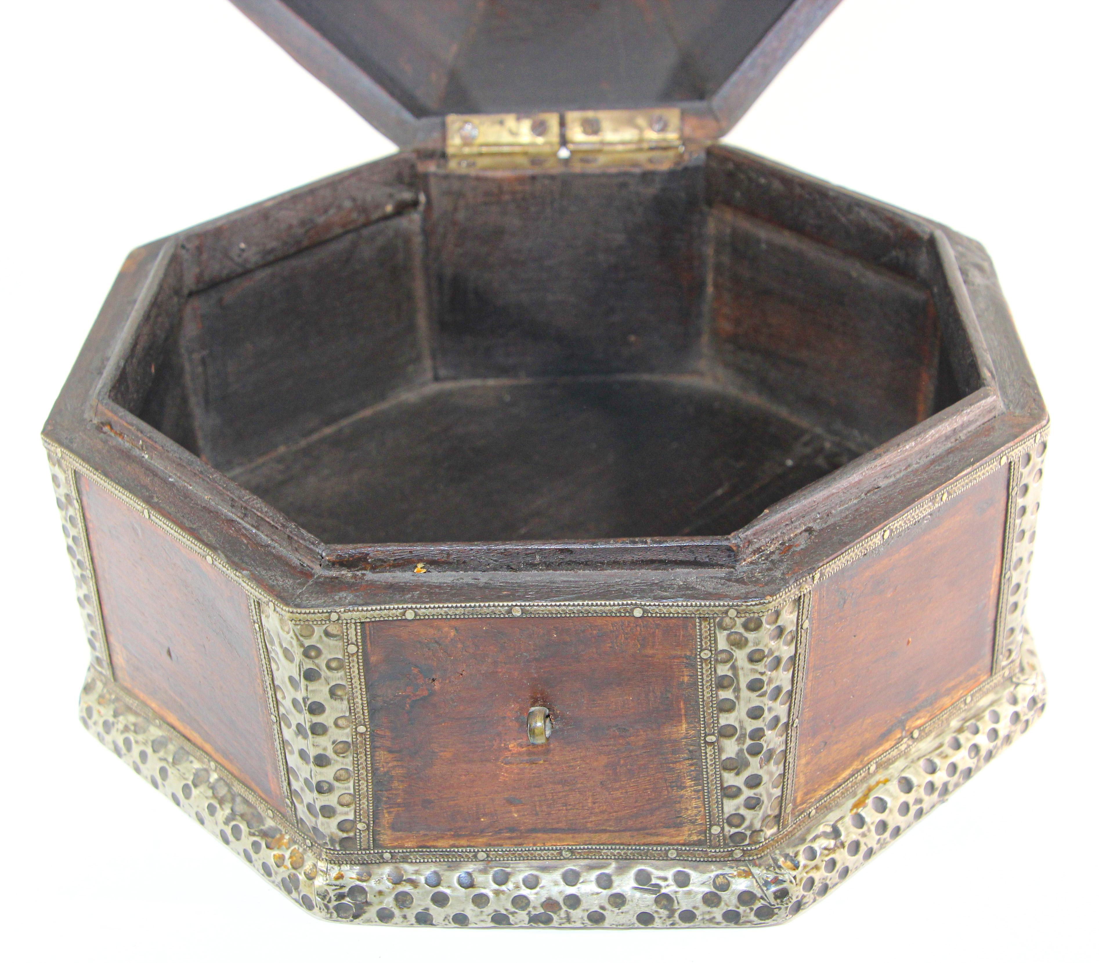 Gran joyero decorativo asiático de madera con revestimiento metálico de latón martillado en venta 5