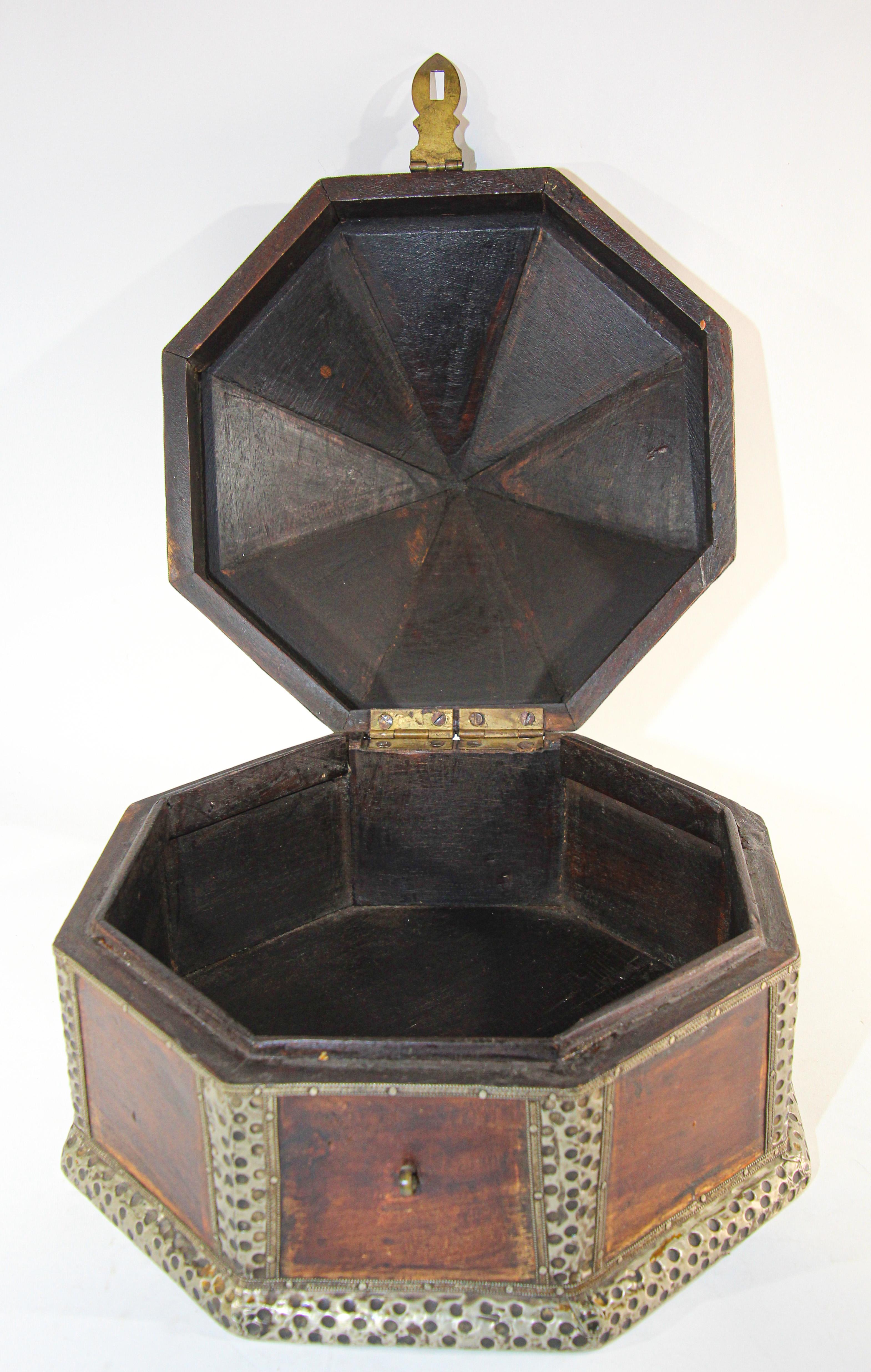 Grande boîte à bijoux décorative asiatique en bois avec superposition de métal en laiton martelé en vente 6