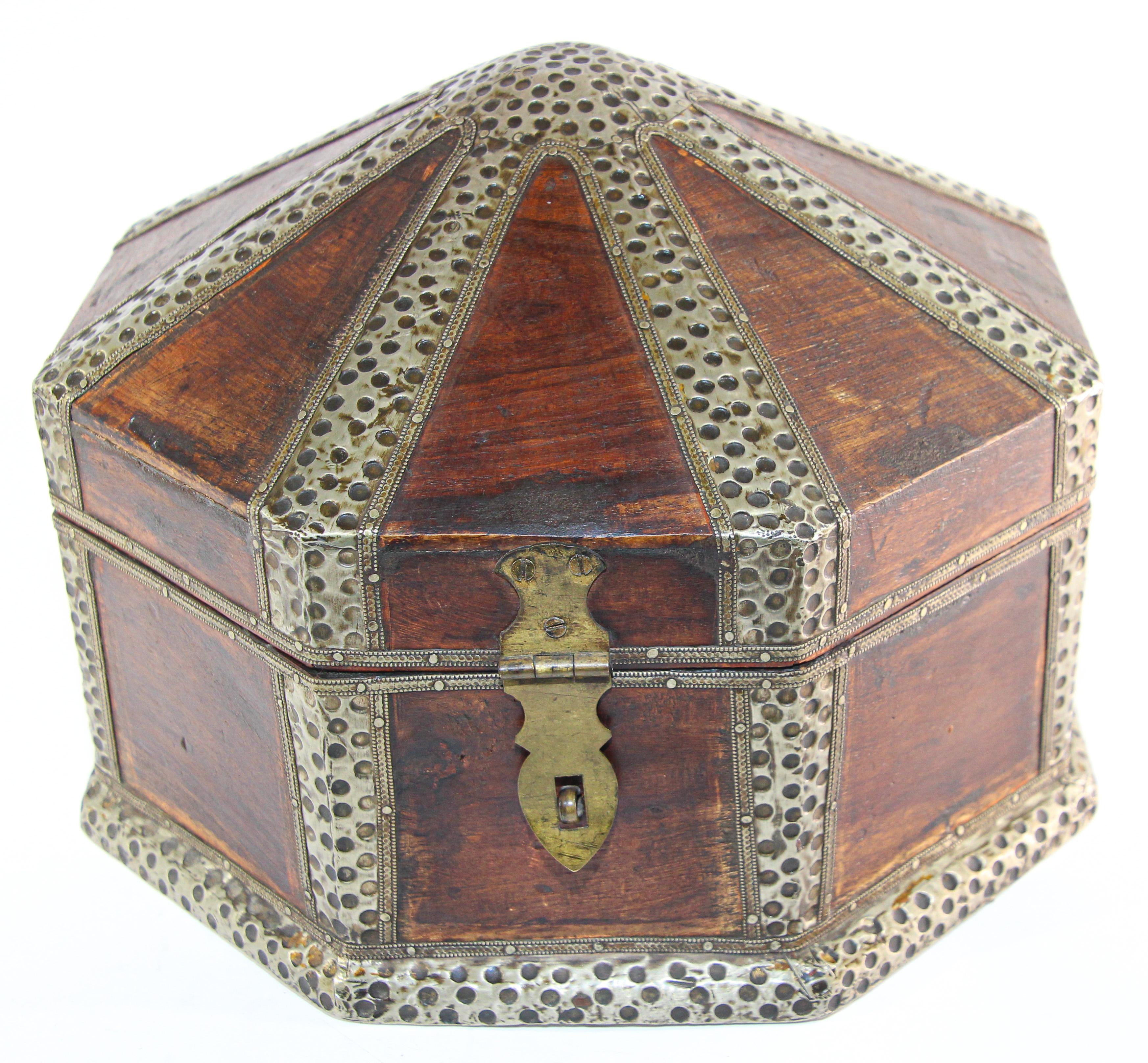 Grande boîte à bijoux décorative asiatique en bois avec superposition de métal en laiton martelé en vente 8