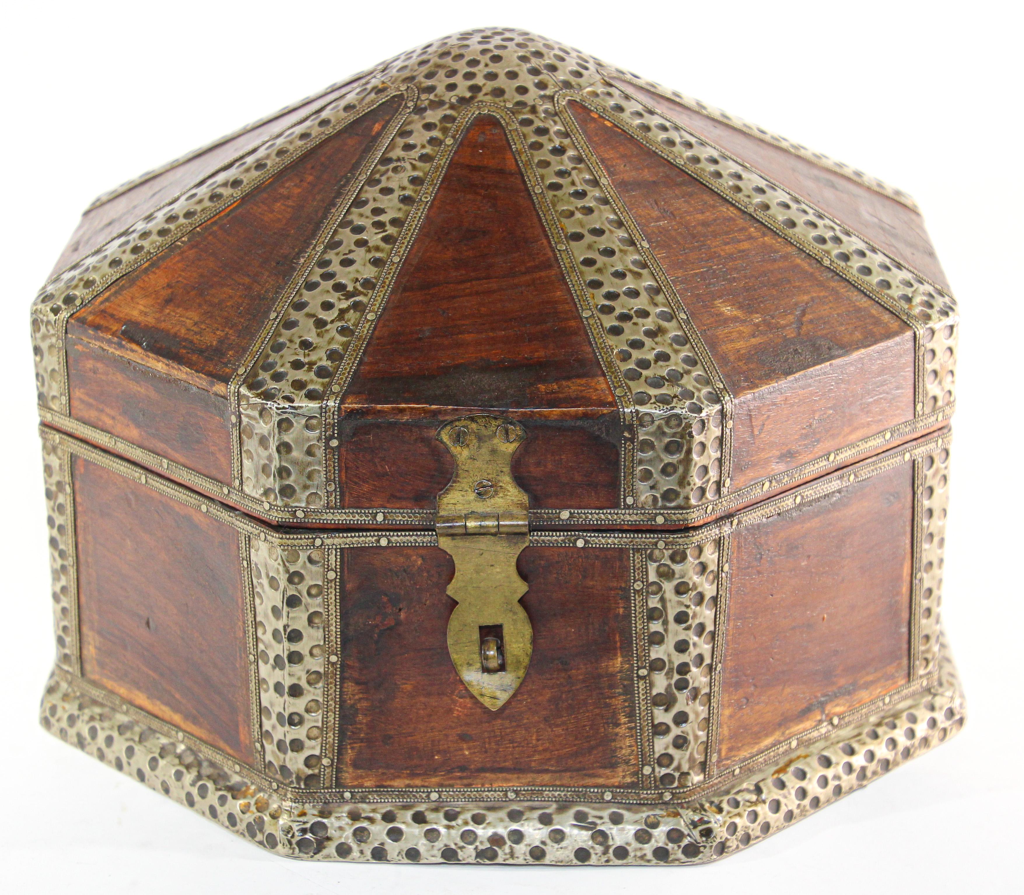 Grande boîte à bijoux décorative asiatique en bois avec superposition de métal en laiton martelé en vente 9