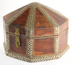 Grande boîte à bijoux décorative asiatique en bois avec superposition de métal en laiton martelé