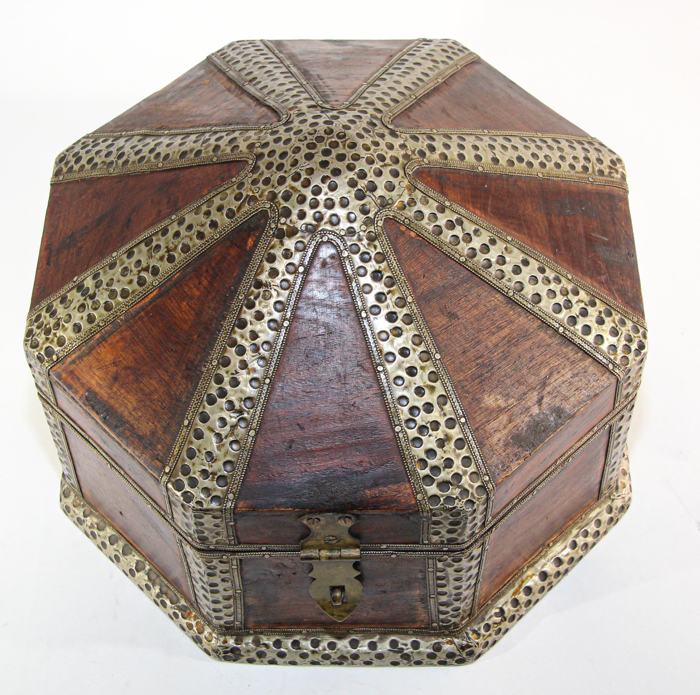 Agra Grande boîte à bijoux décorative asiatique en bois avec superposition de métal en laiton martelé en vente