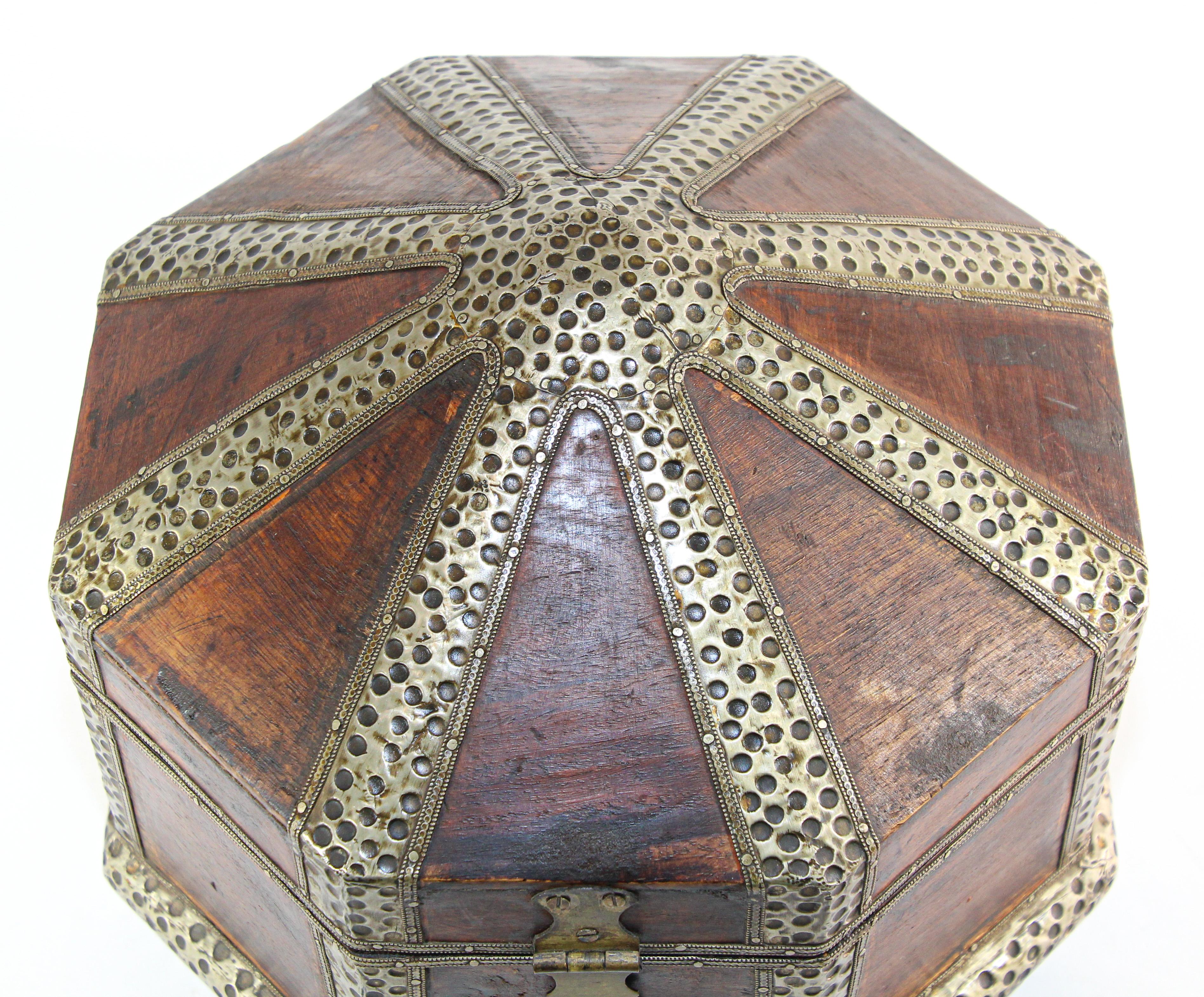 Indien Grande boîte à bijoux décorative asiatique en bois avec superposition de métal en laiton martelé en vente