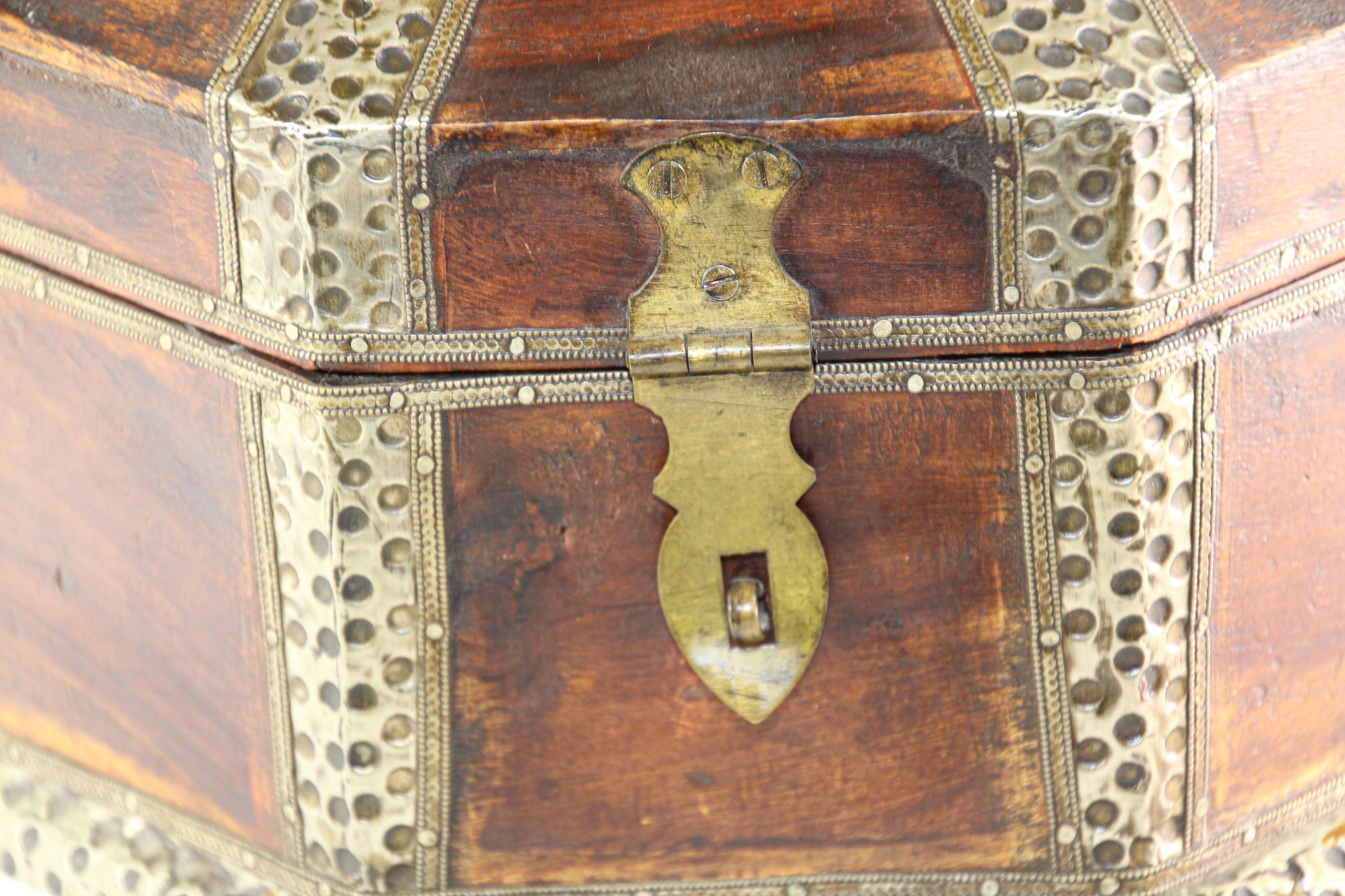 Martelé Grande boîte à bijoux décorative asiatique en bois avec superposition de métal en laiton martelé en vente