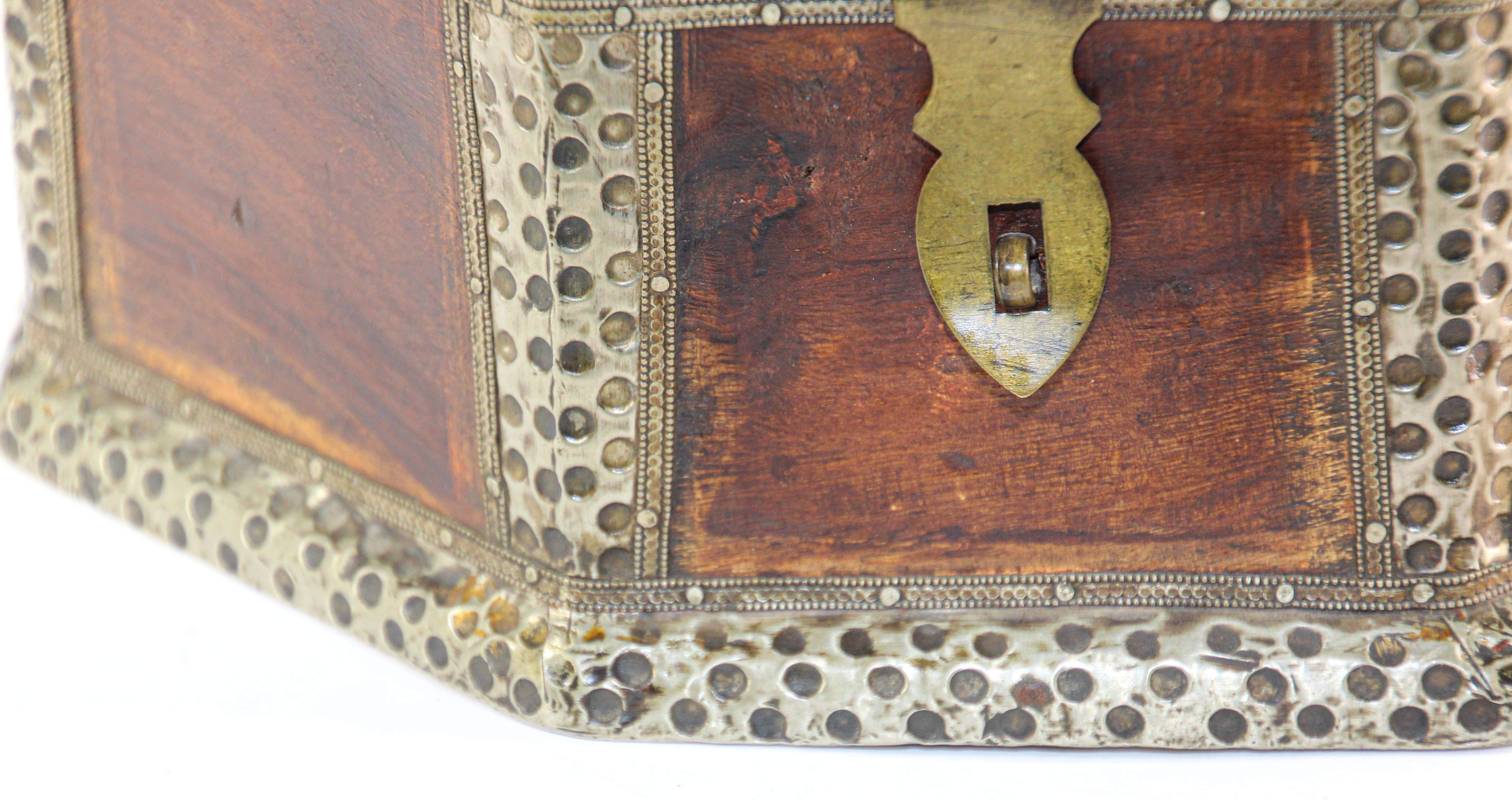 Grande boîte à bijoux décorative asiatique en bois avec superposition de métal en laiton martelé Bon état - En vente à North Hollywood, CA
