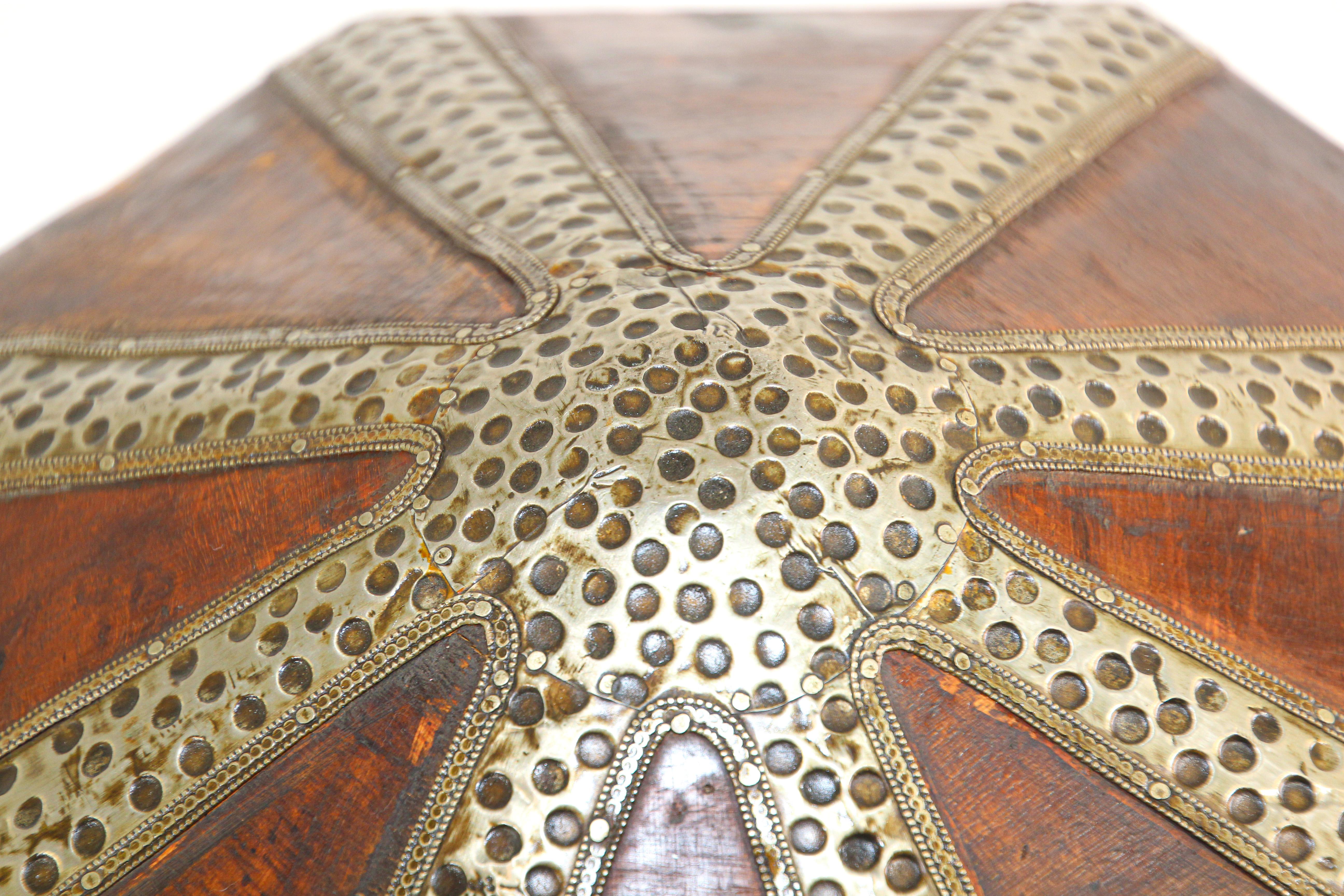 Gran joyero decorativo asiático de madera con revestimiento metálico de latón martillado Latón en venta