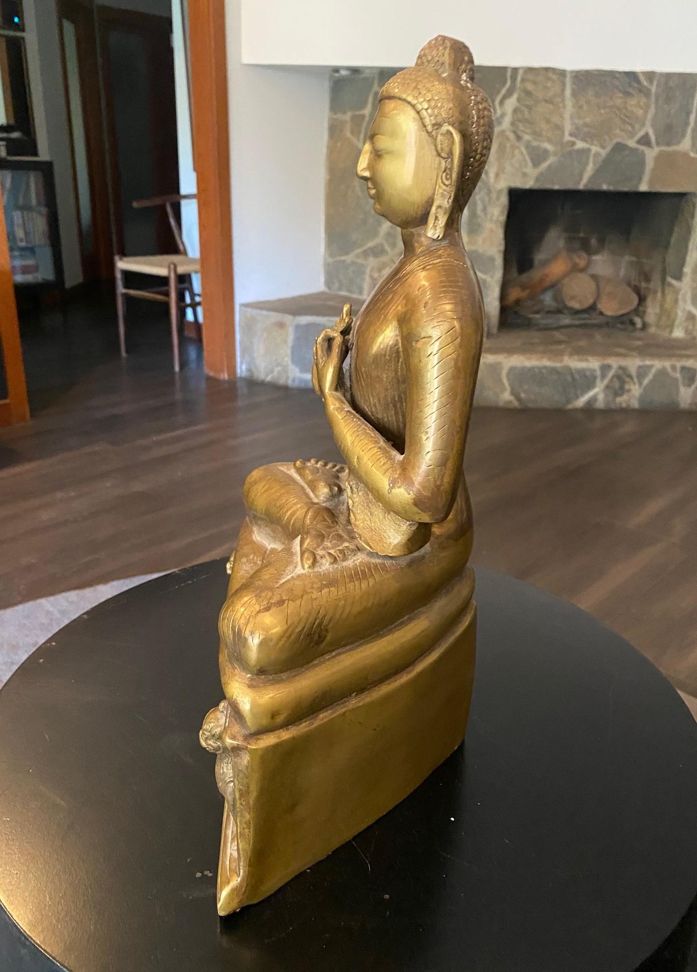 Große asiatische indische buddhistische Siddhartha Gautama sitzende Bronze-Buddha-Skulptur im Angebot 10