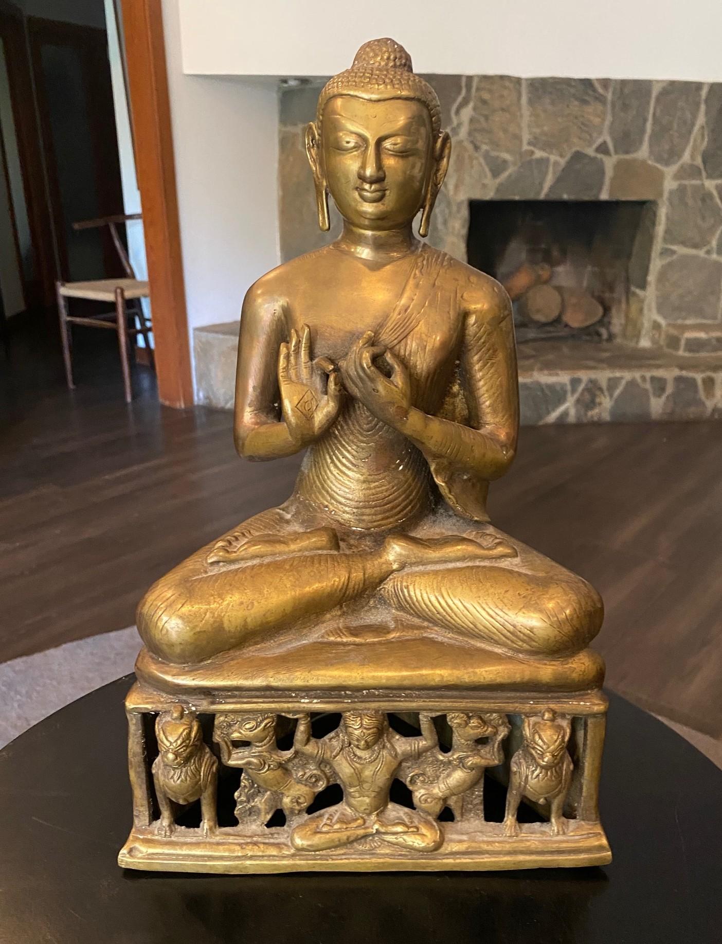 Ein wunderschöner, großer Siddhartha Gautama Shakyamuni Buddha aus Bronze  Skulptur/Statue.  Dieser besondere Buddha verkörpert Weisheit und Mitgefühl, die im Mittelpunkt der buddhistischen Lehren stehen, und dient als Erinnerung an den Weg zur