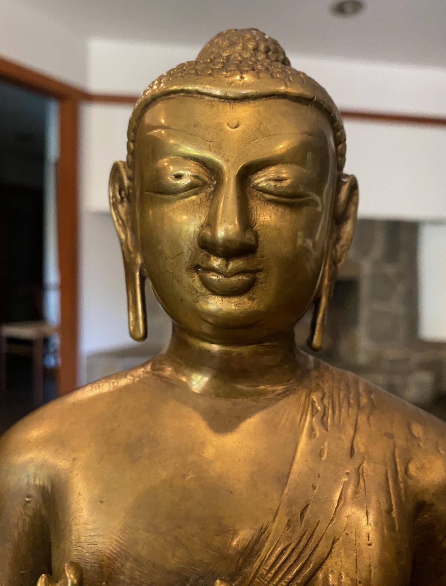 Große asiatische indische buddhistische Siddhartha Gautama sitzende Bronze-Buddha-Skulptur im Angebot 15