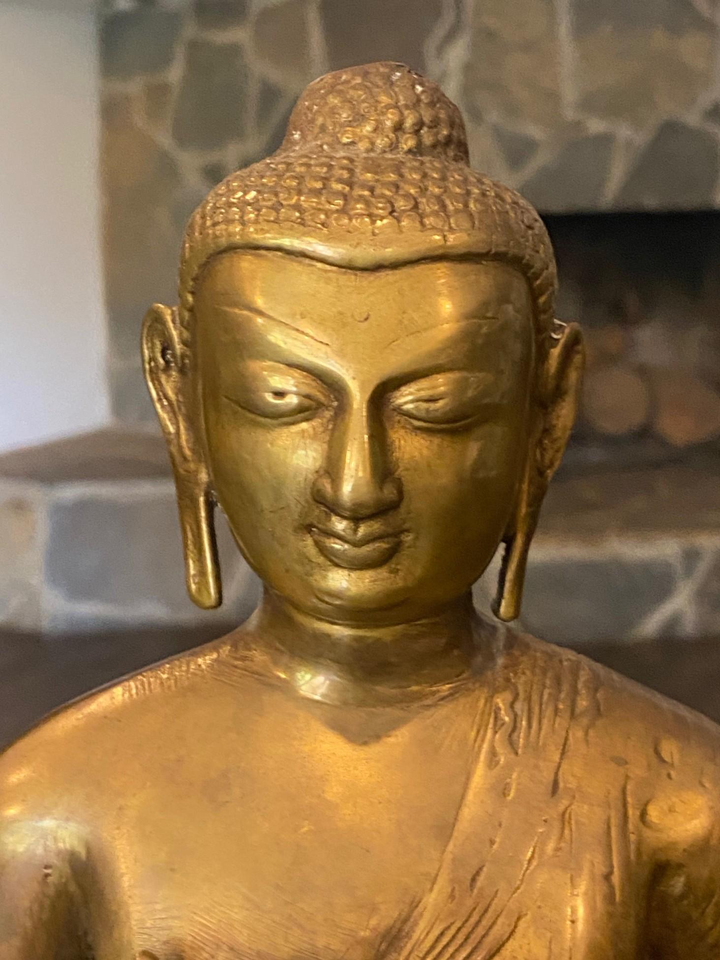 Große asiatische indische buddhistische Siddhartha Gautama sitzende Bronze-Buddha-Skulptur (Asiatisch) im Angebot