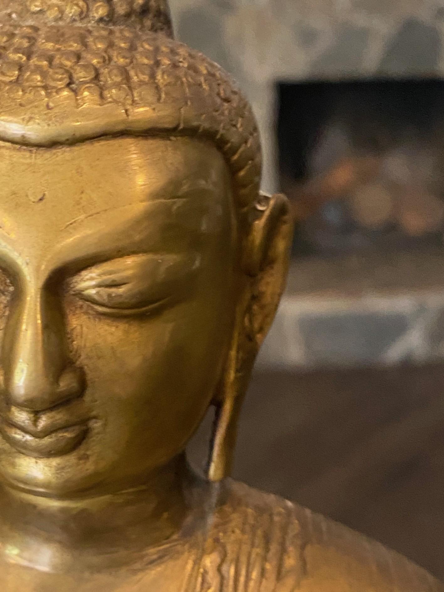 Große asiatische indische buddhistische Siddhartha Gautama sitzende Bronze-Buddha-Skulptur (20. Jahrhundert) im Angebot