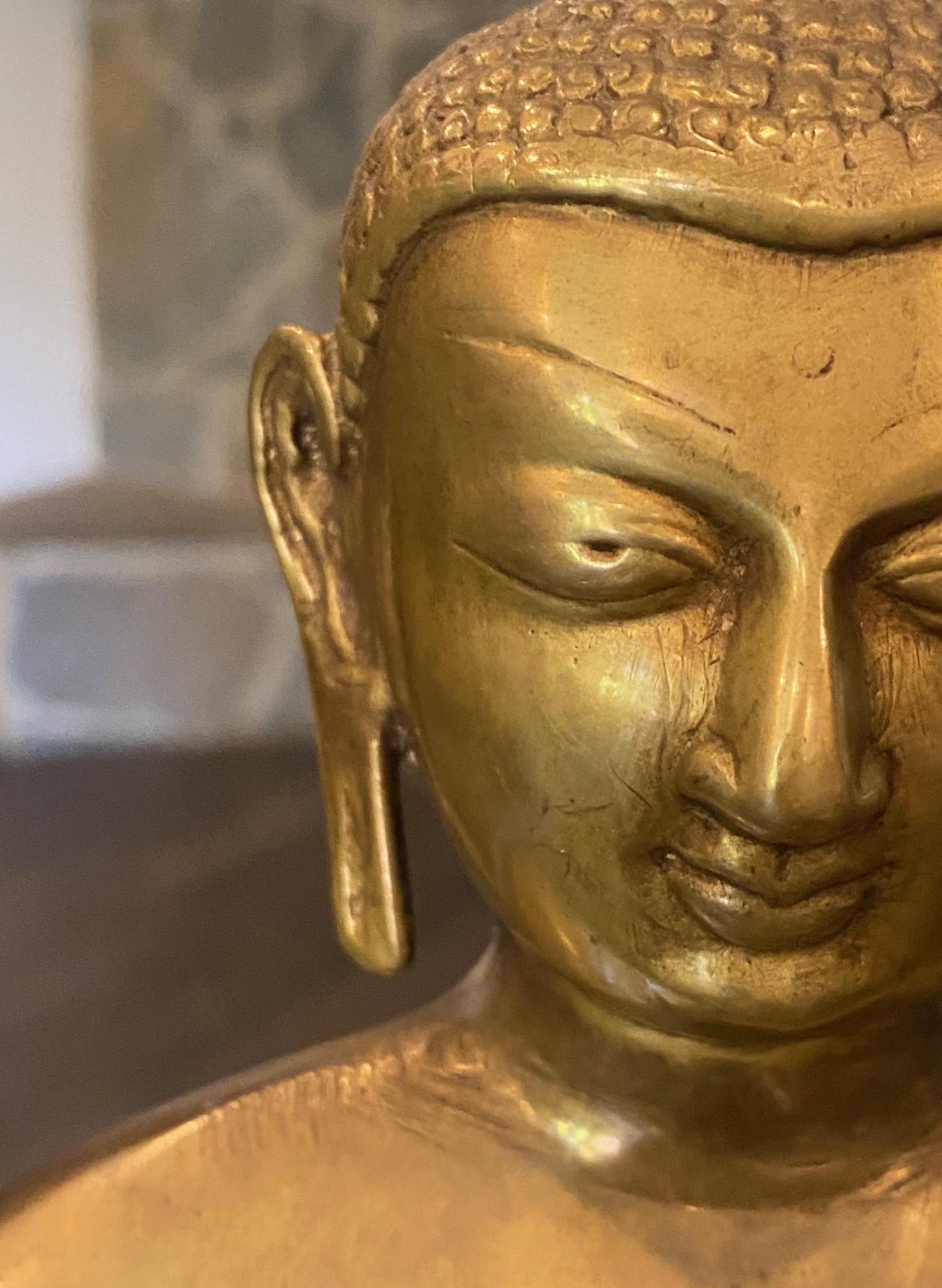 Große asiatische indische buddhistische Siddhartha Gautama sitzende Bronze-Buddha-Skulptur im Angebot 1