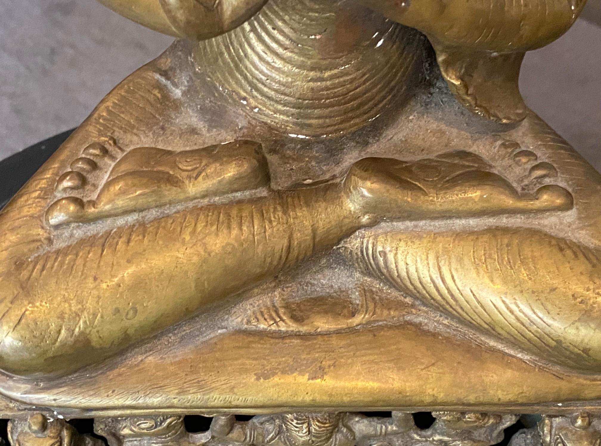 Große asiatische indische buddhistische Siddhartha Gautama sitzende Bronze-Buddha-Skulptur im Angebot 4