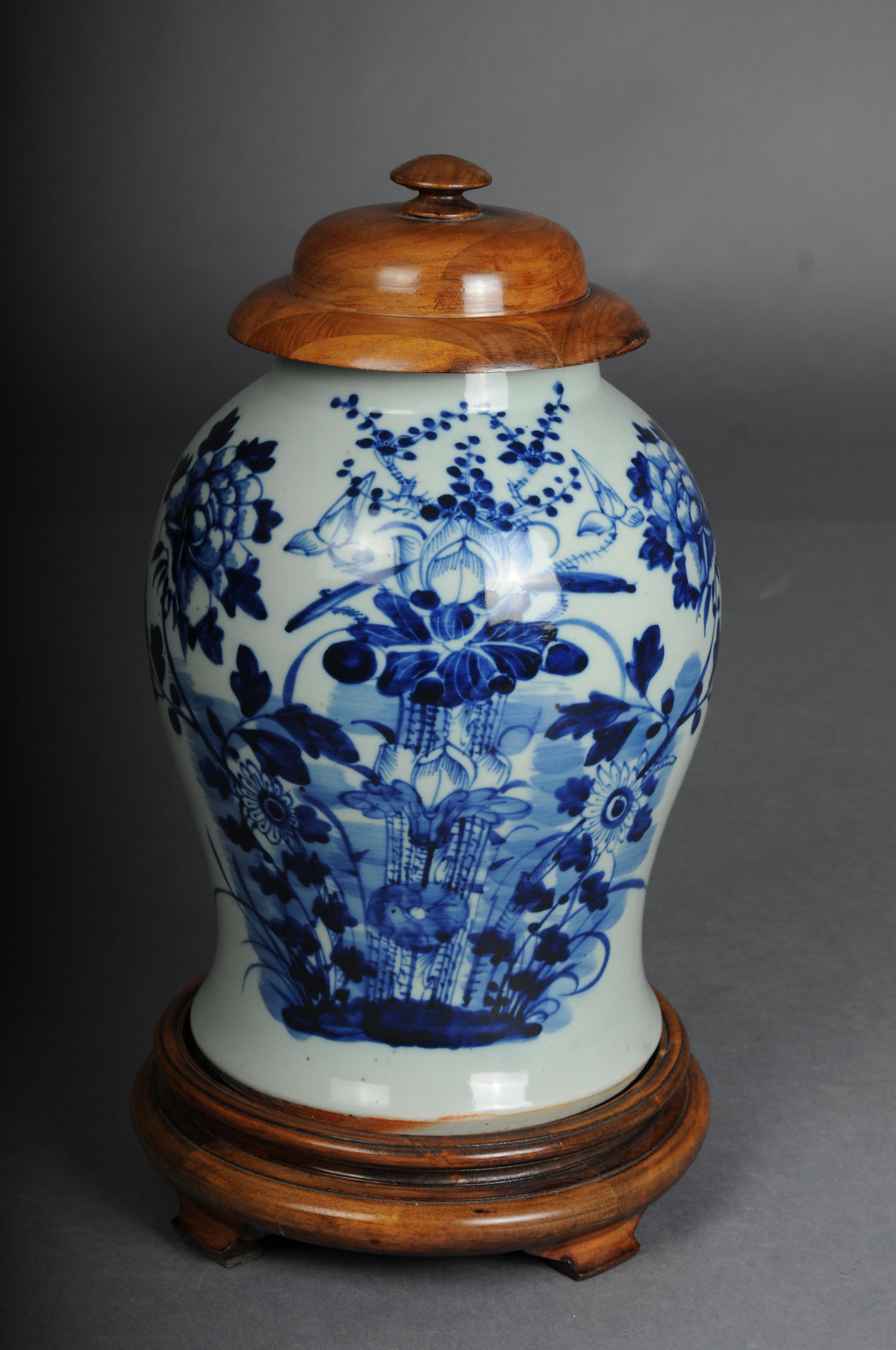 Large Asian table vase, porcelain, 20th century.


Porcelain, blue painting with flowers and leaves (garden view). Vase with a curved wooden lid crowned with a knob. The pedestal is also made of wood.
A very beautiful and old piece of porcelain with